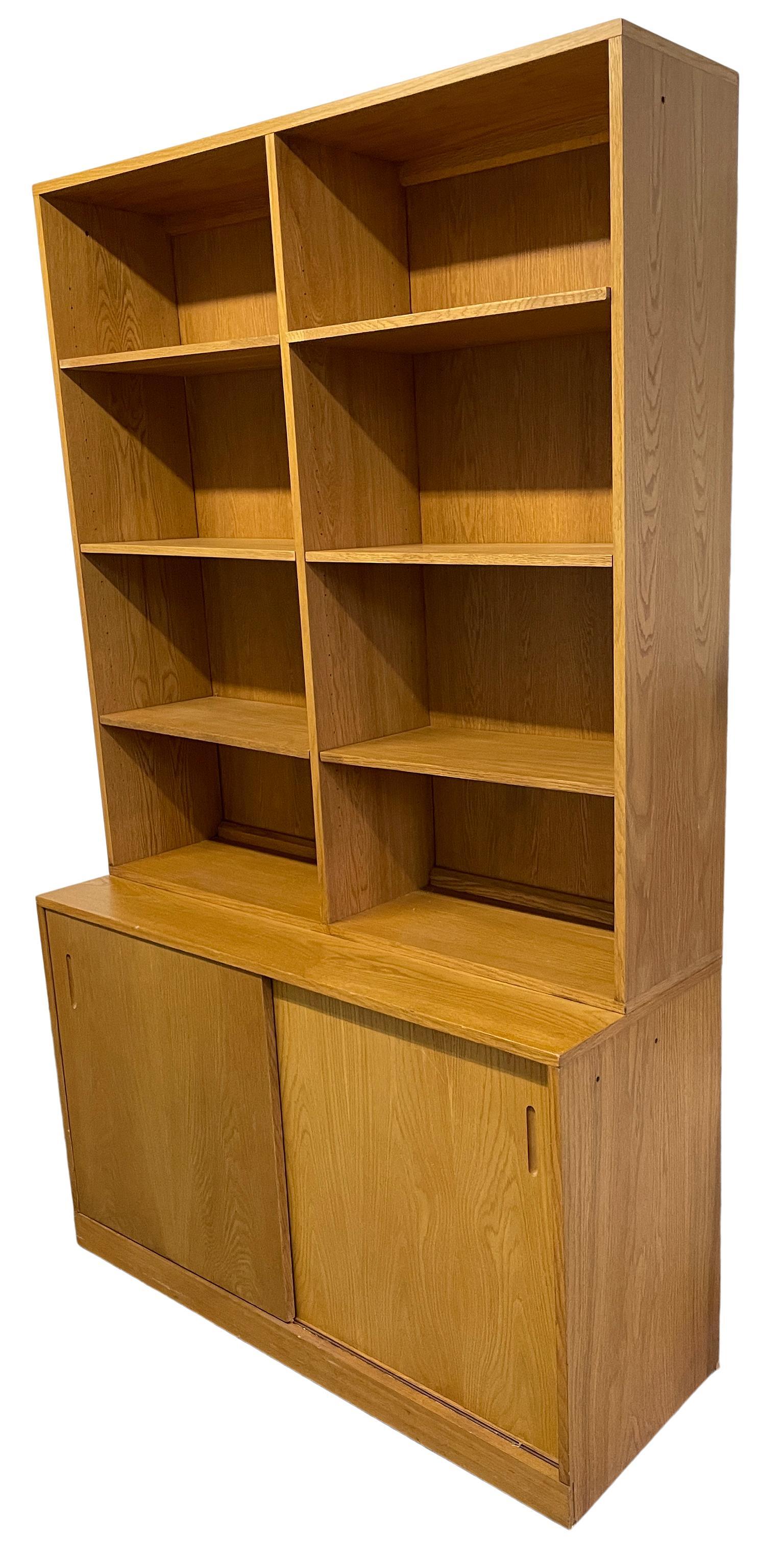 Credenza moderna danese di metà secolo in Oak Light con libreria a 6 ripiani regolabili In condizioni buone in vendita a Brooklyn, NY