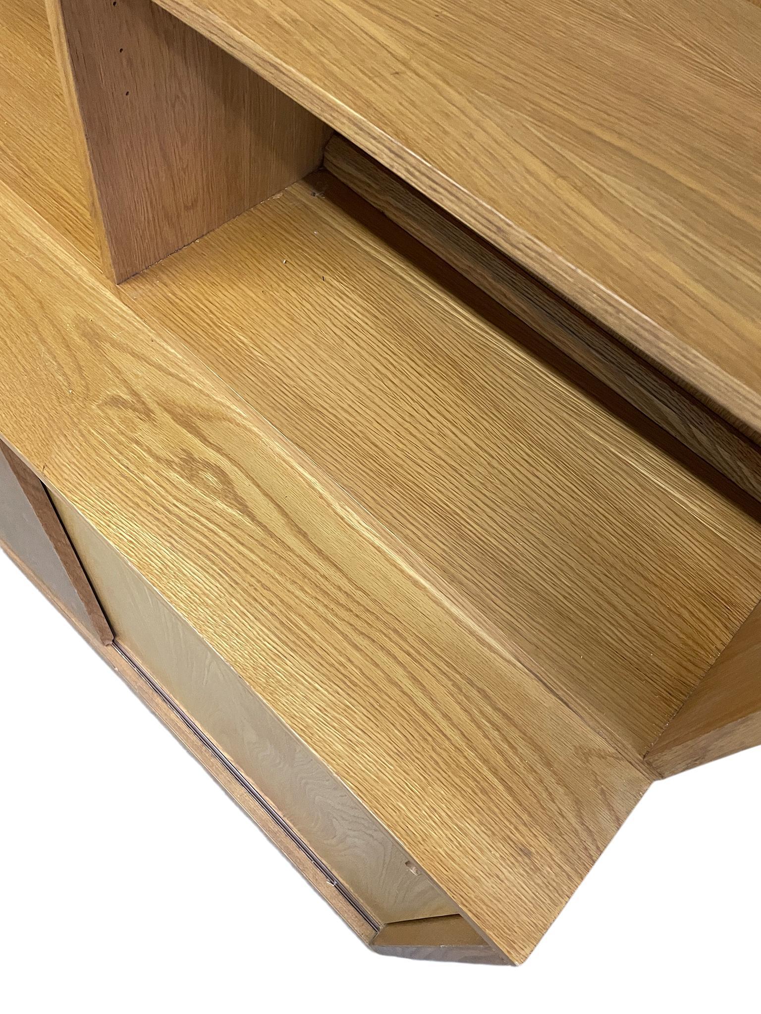 Metà XX secolo Credenza moderna danese di metà secolo in Oak Light con libreria a 6 ripiani regolabili in vendita