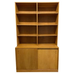 Credenza moderna danesa de 4' en roble claro de mediados de siglo con librería de 6 estantes regulables