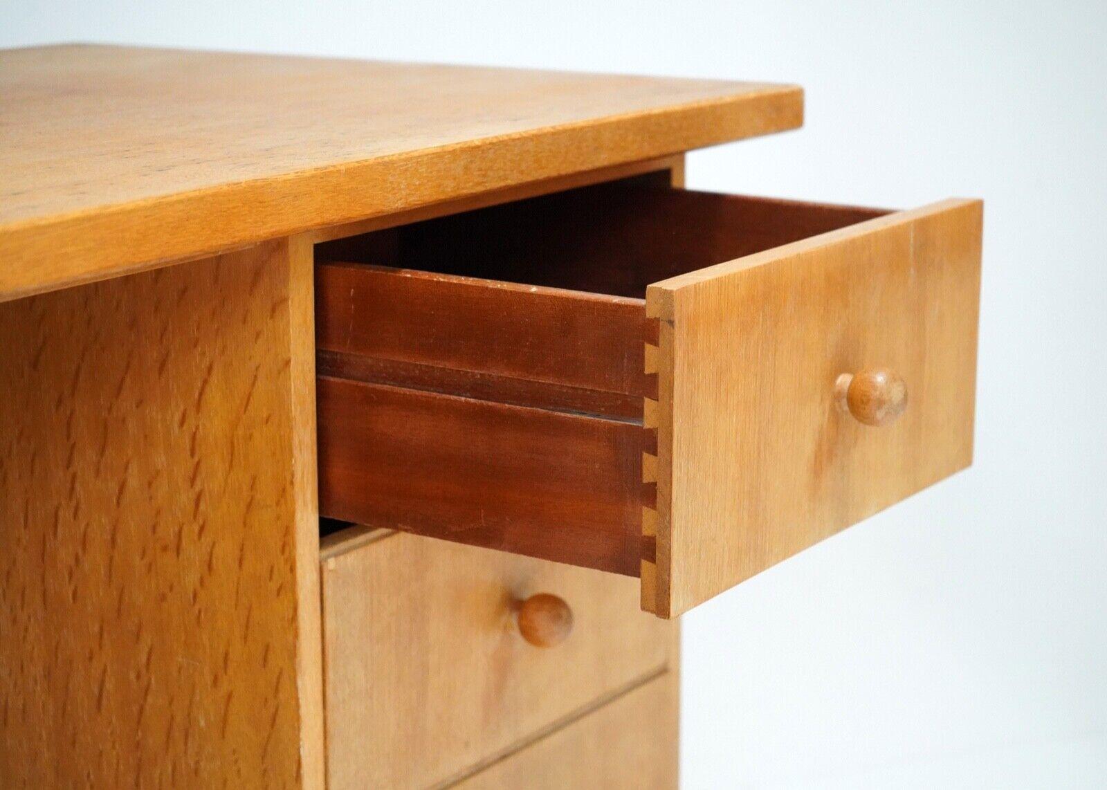 Mid Century Light Oak Meredew Desk In Good Condition In Dorchester, GB