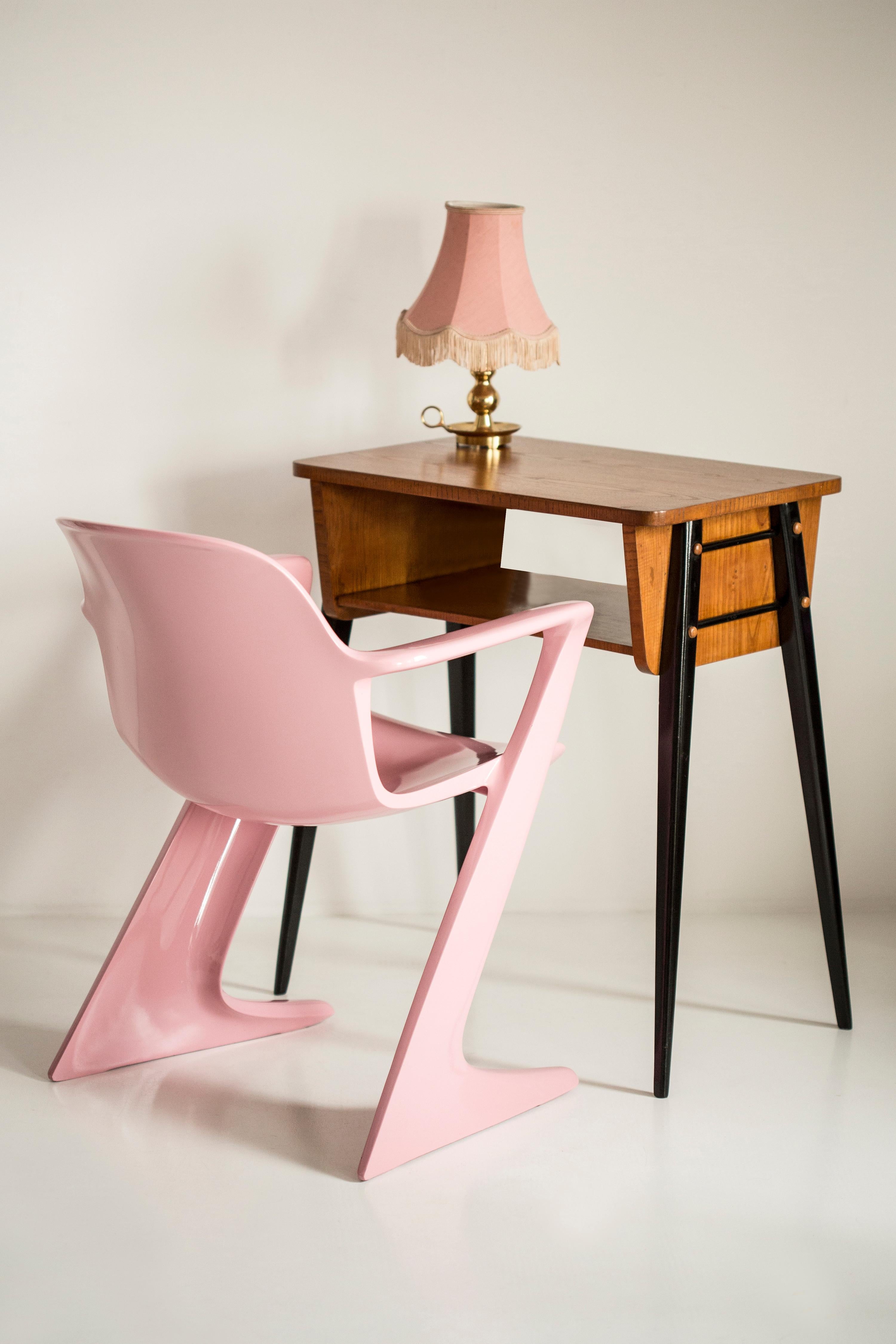 Ce modèle est appelé Z-chair. Conçue en 1968 en RDA par Ernst Moeckl et Siegfried Mehl, version allemande de la chaise Panton. Également appelée chaise kangourou ou chaise variopur. Produit en Allemagne de l'Est.

La z.stuhl, conçue par Ernst Moeckl
