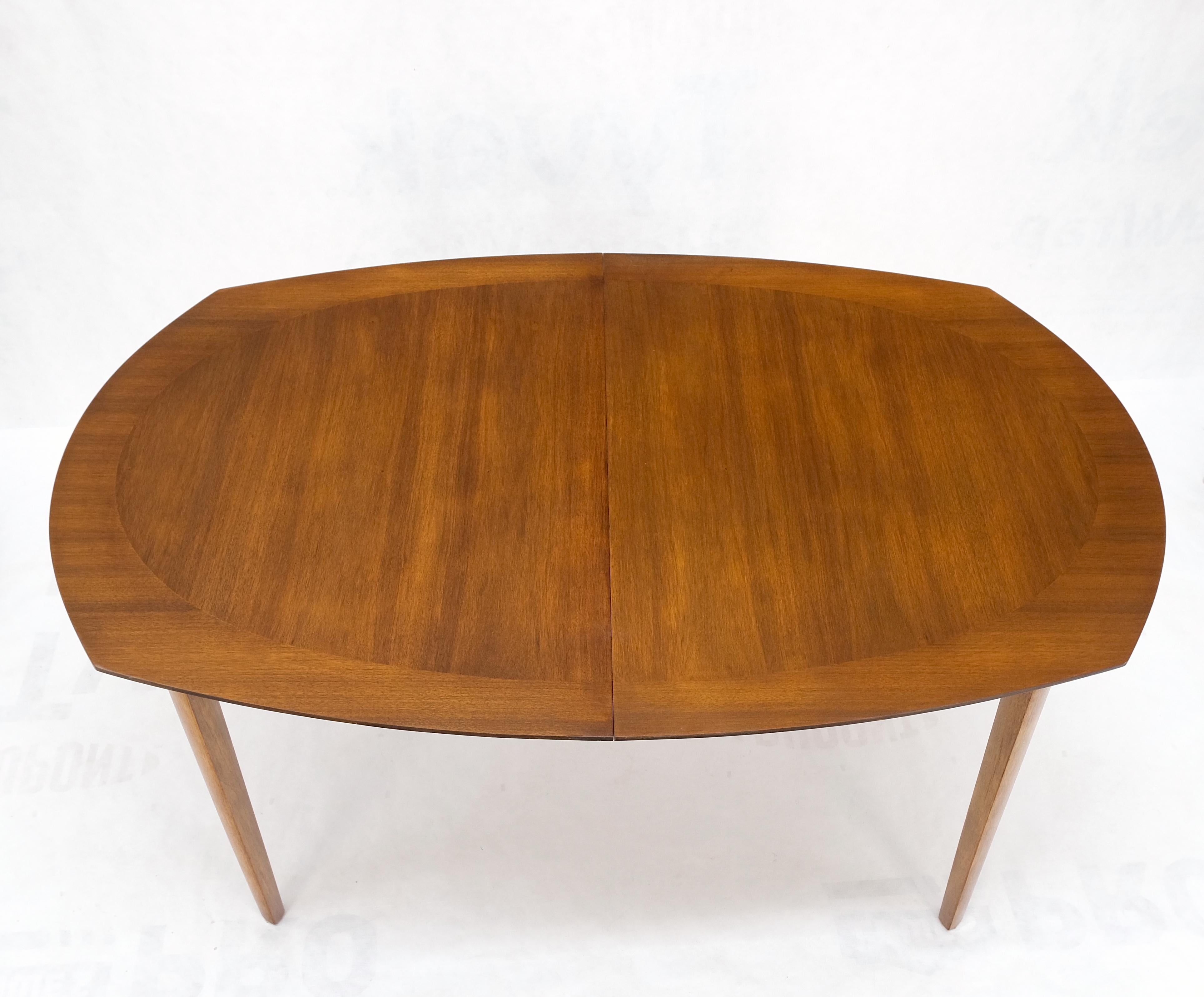 Mid Century Light Walnut Boat Oval Shape Banded Dining Table Leafs Mint! In Good Condition For Sale In Rockaway, NJ