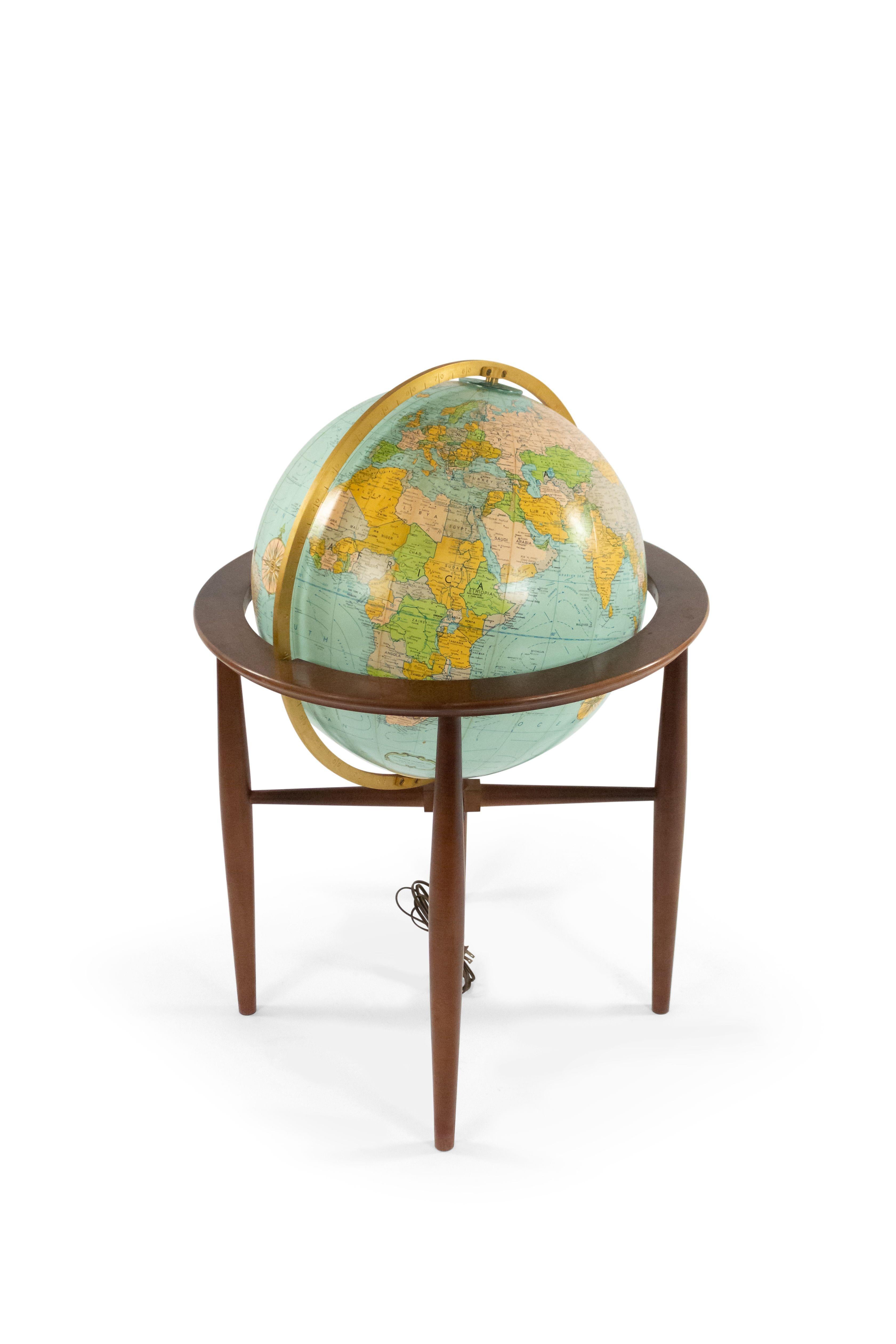 Mid-Century Lighted Globe with Stand In Good Condition In New York, NY
