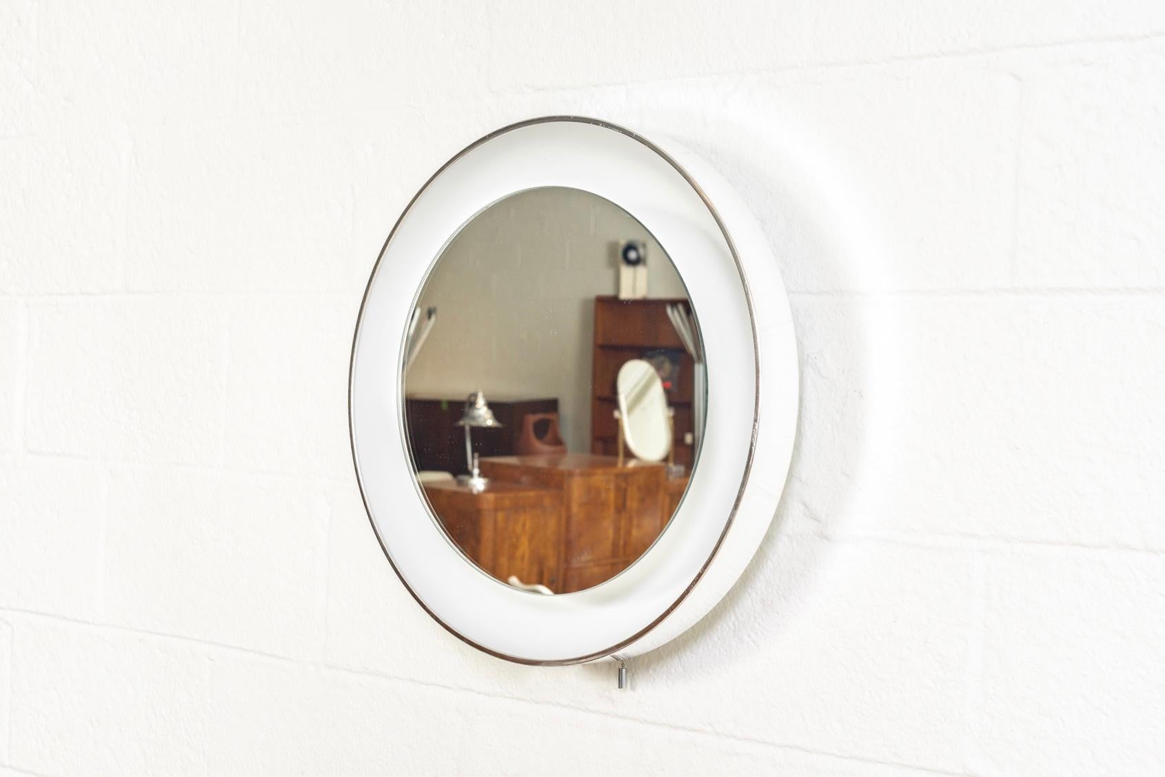 Mid-Century Modern Midcentury Lightolier Lighted Wall Vanity Mirror For Sale