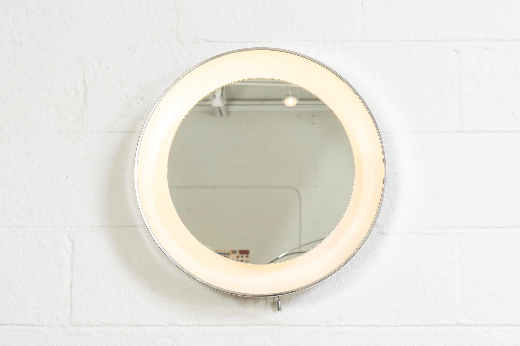 Midcentury Lightolier Lighted Wall Vanity Mirror In Good Condition For Sale In Detroit, MI