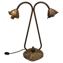 Lampada da tavolo a doppia luce con base a forma di giglio del Medioevo