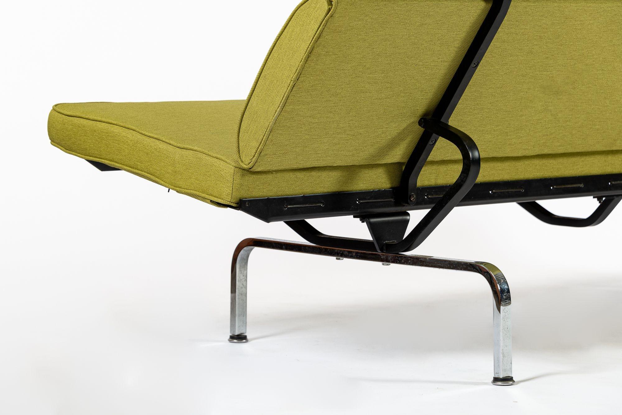 Mid Century Lime Green Sofa Compact by Eames for Herman Miller, 1970s im Angebot 3