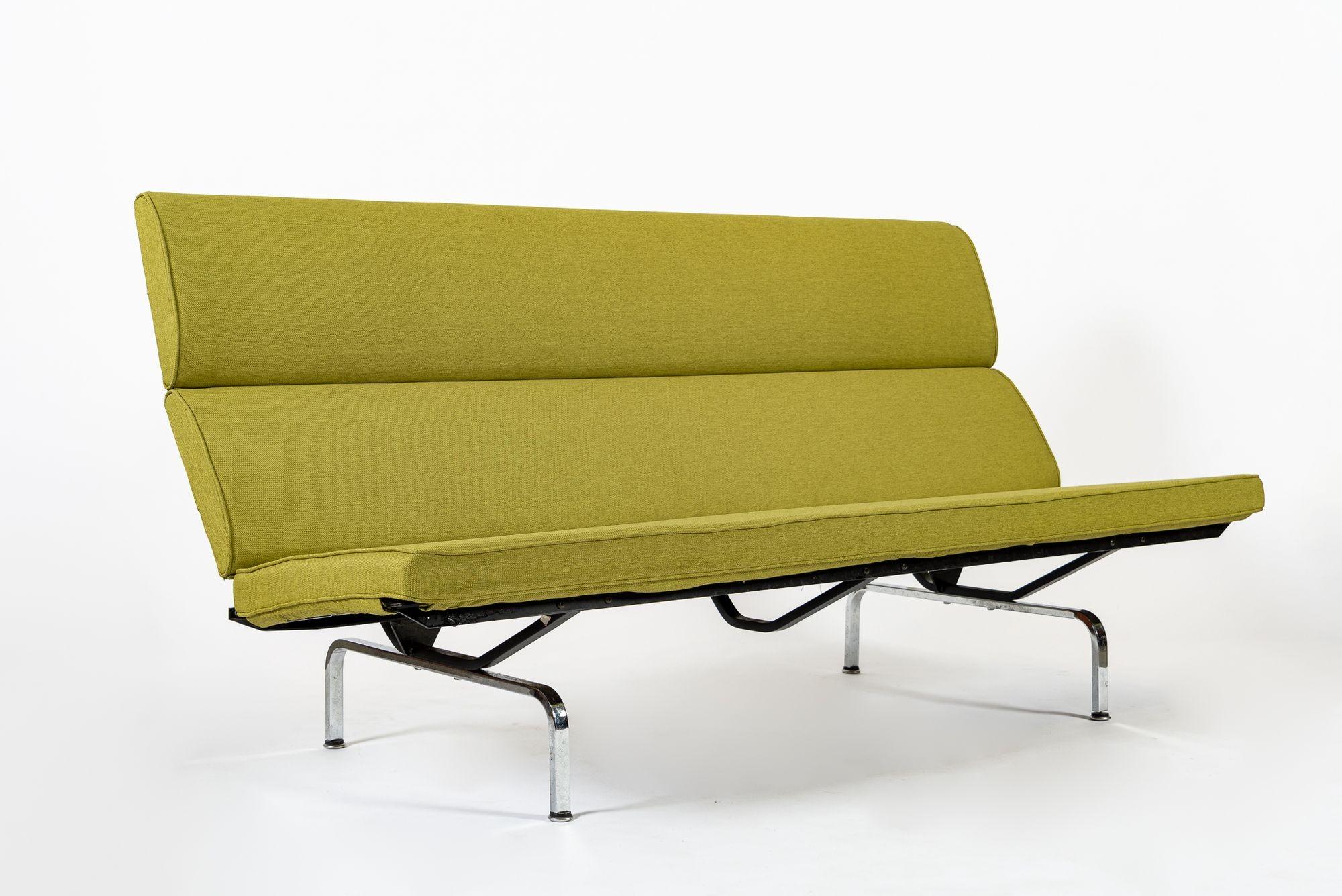 Ce canapé Eames Compact classique et moderne du milieu du siècle, datant de 1970, a été professionnellement retapissé dans un magnifique tissu vert lime d'Herman Miller. Le canapé compact Eames est extrêmement bien construit et solide. Le dossier