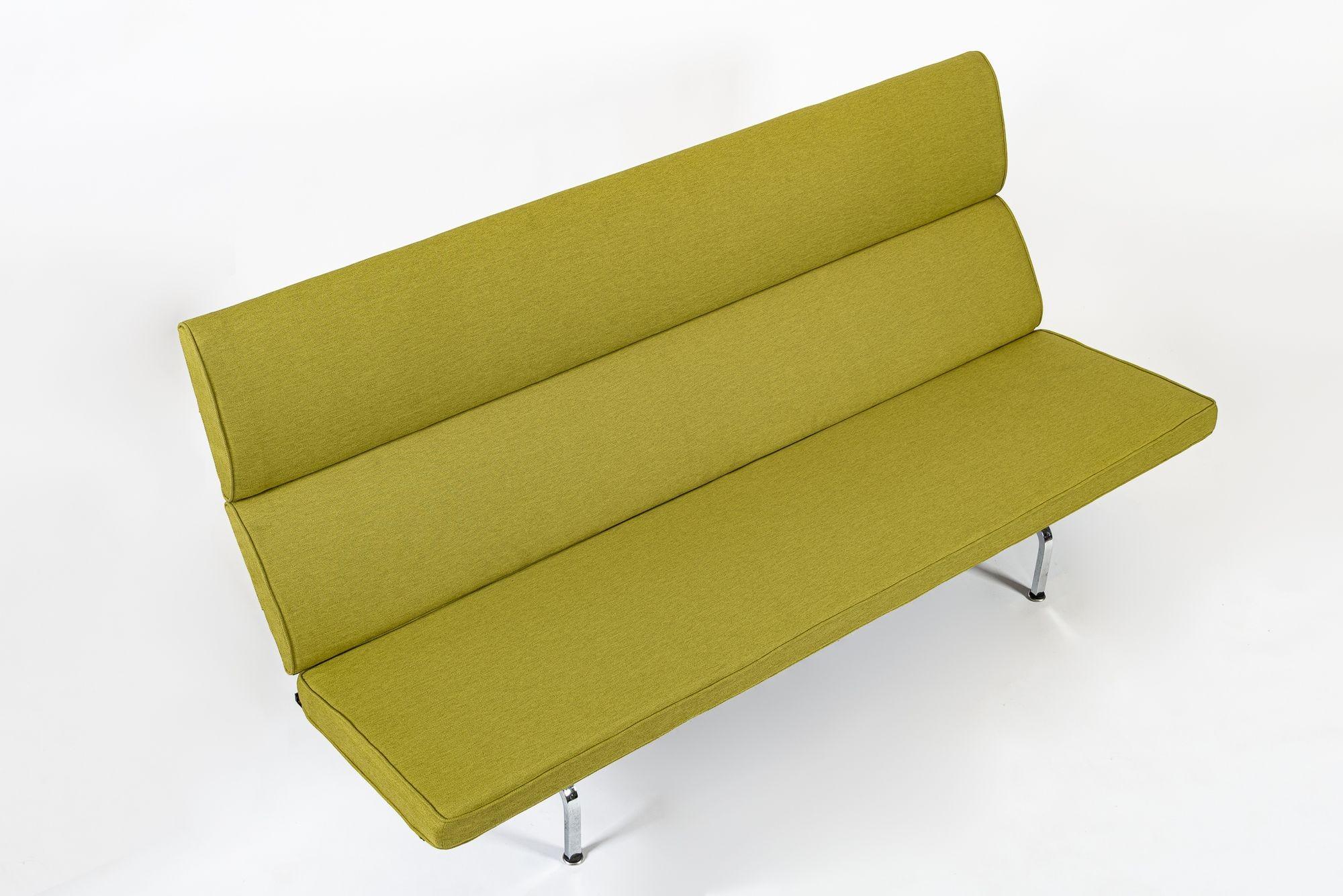 Mid Century Lime Green Sofa Compact by Eames for Herman Miller, 1970s (amerikanisch) im Angebot