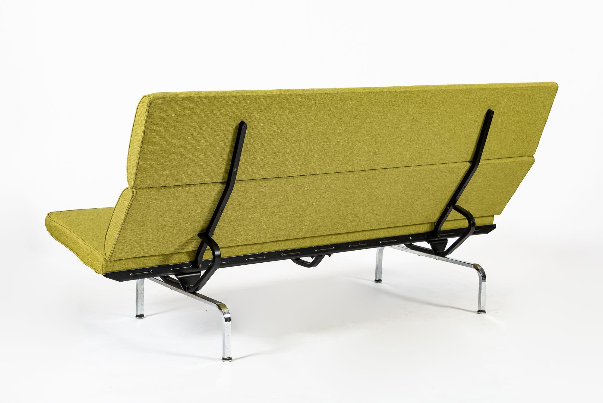 Mid Century Lime Green Sofa Compact by Eames for Herman Miller, 1970s im Angebot 1