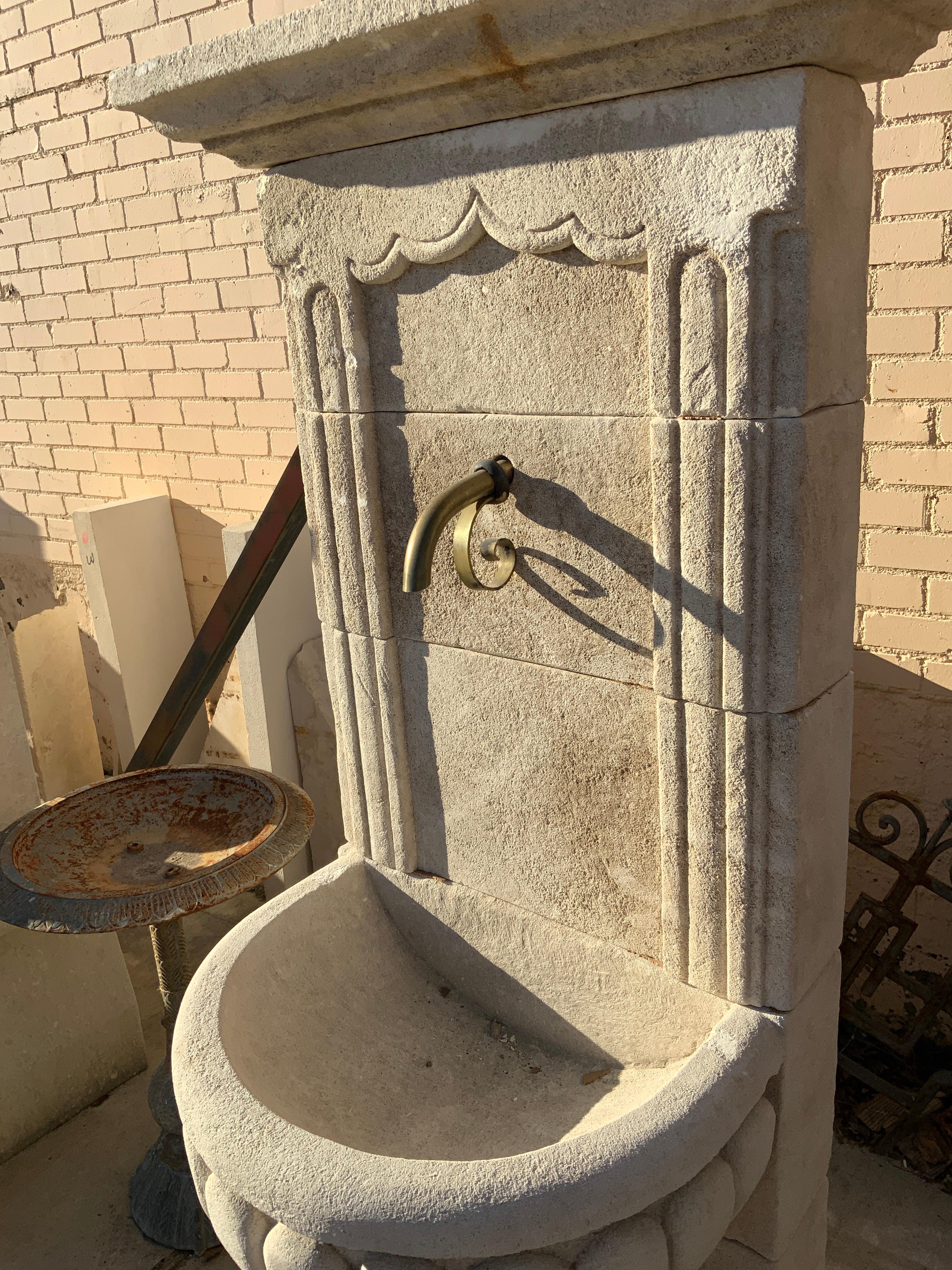 Mid-Century Limestone Fountain In Good Condition In Dallas, TX
