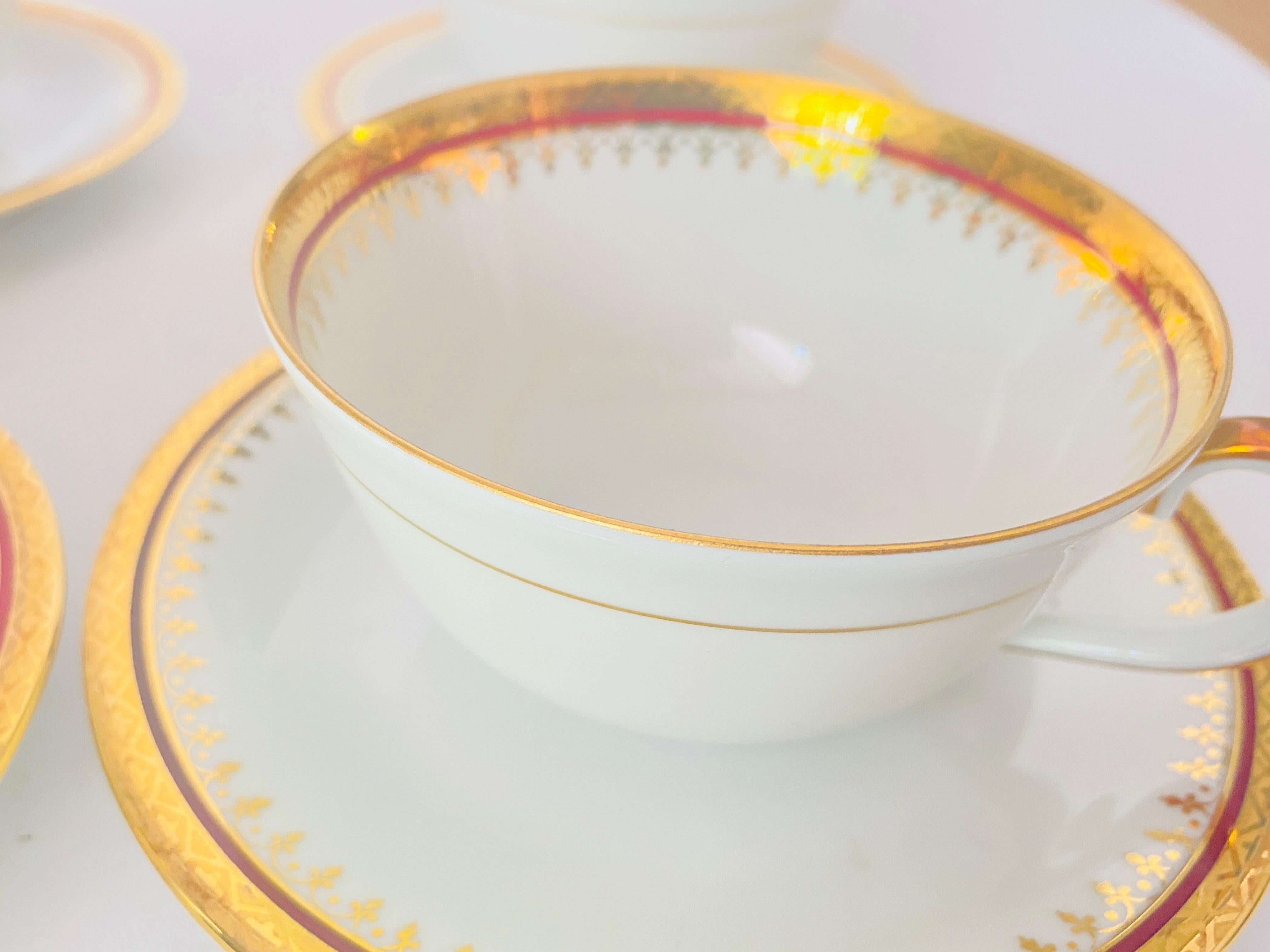 Midcentury Limoges Coffee Cup and under Plates in Porcelain and Gold 12 Pieces In Good Condition In Auribeau sur Siagne, FR