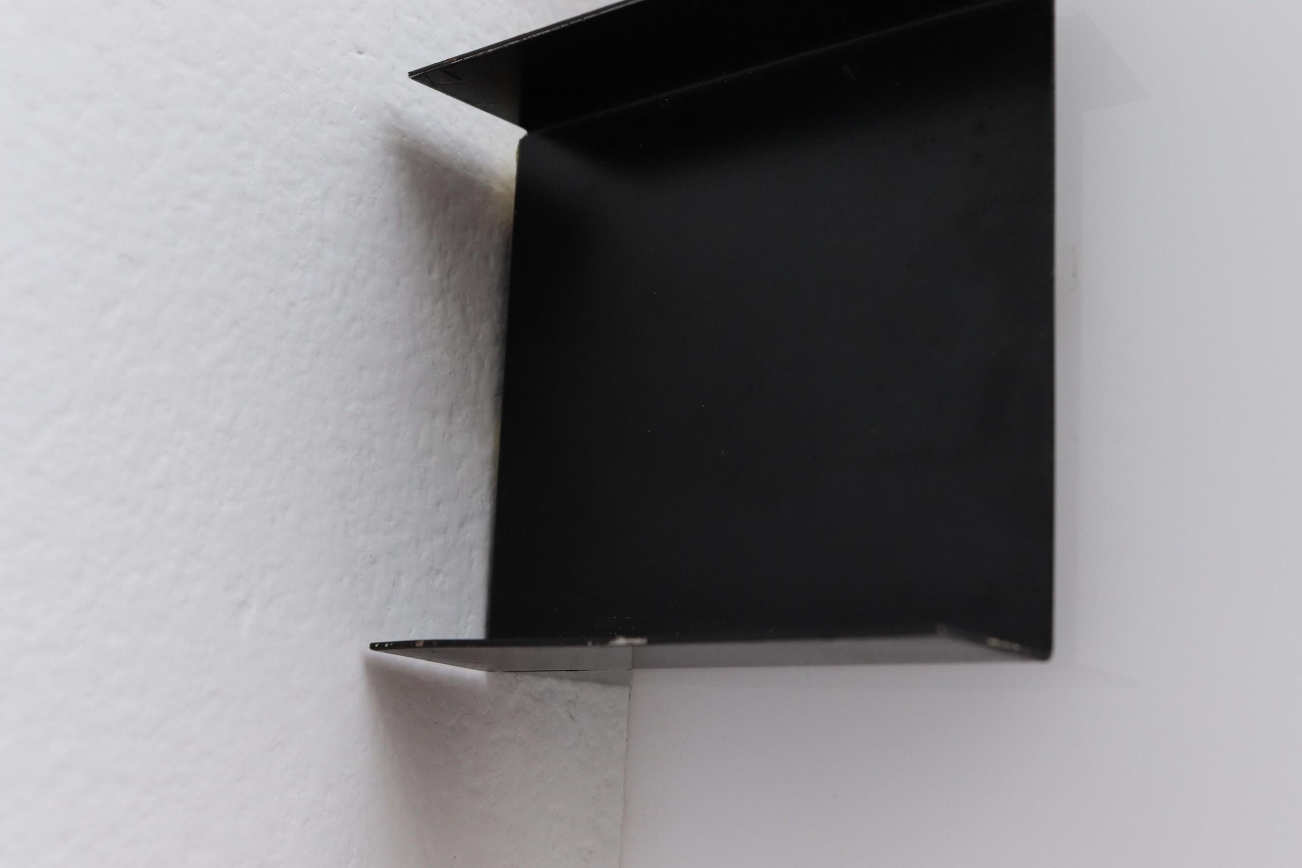 Mid-Century Linear Acrylic and Enameled Metal Sconce 9