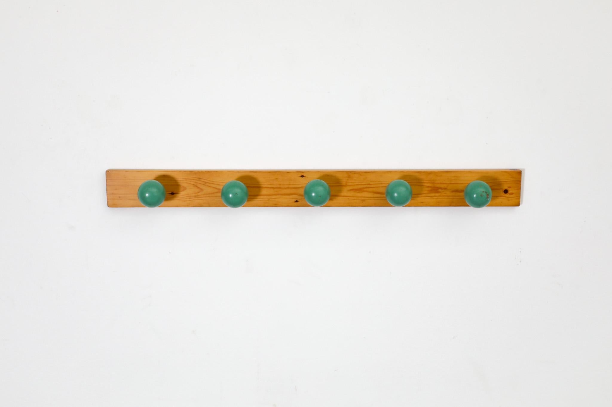 Mid-Century Linear Wall Mount Pine Coat Rack with Green Lacquered Ball Hooks In Good Condition In Los Angeles, CA