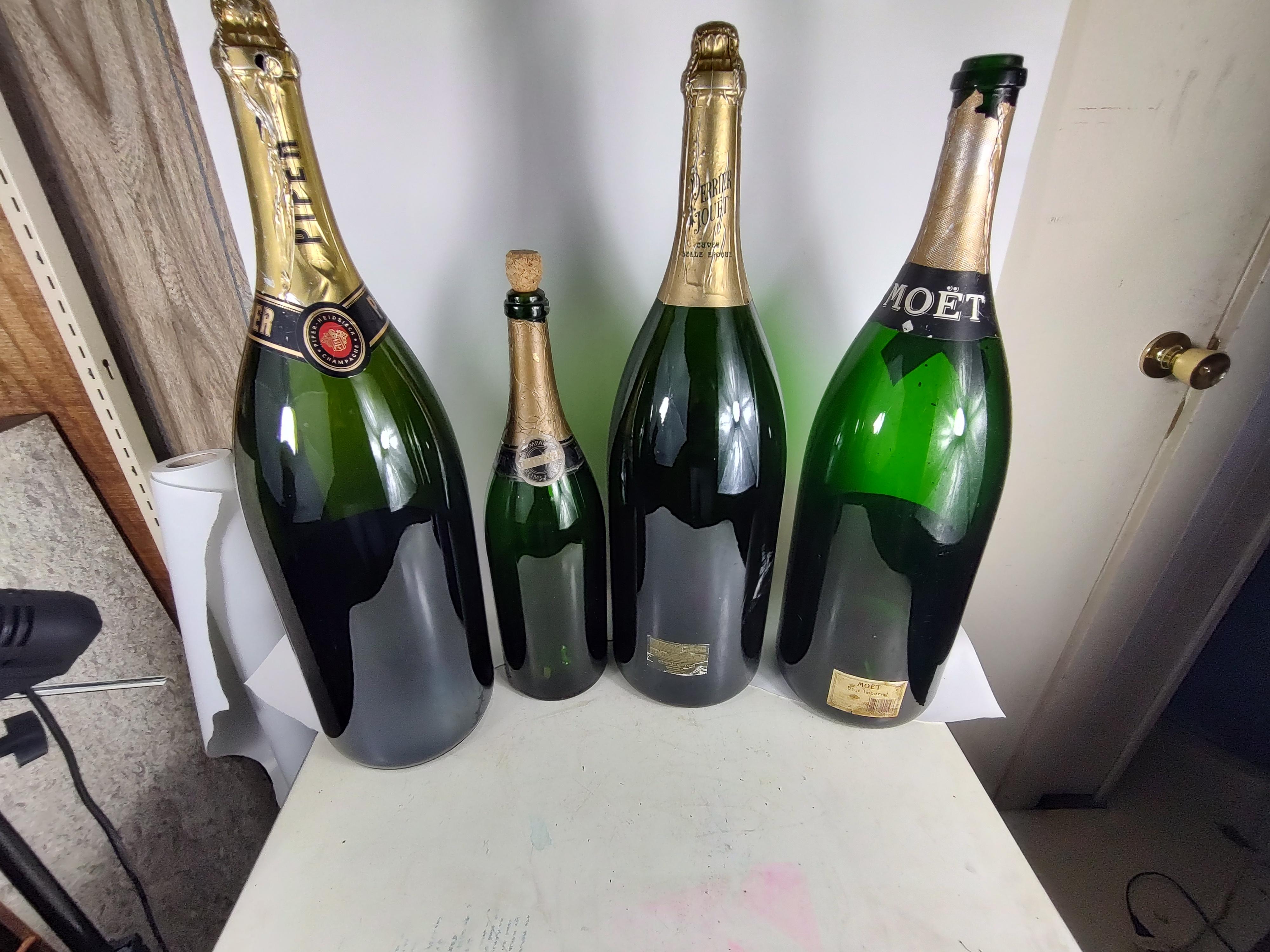 Mid Century Liquor Champagner Store Display Flaschen C1960 (Geblasenes Glas) im Angebot