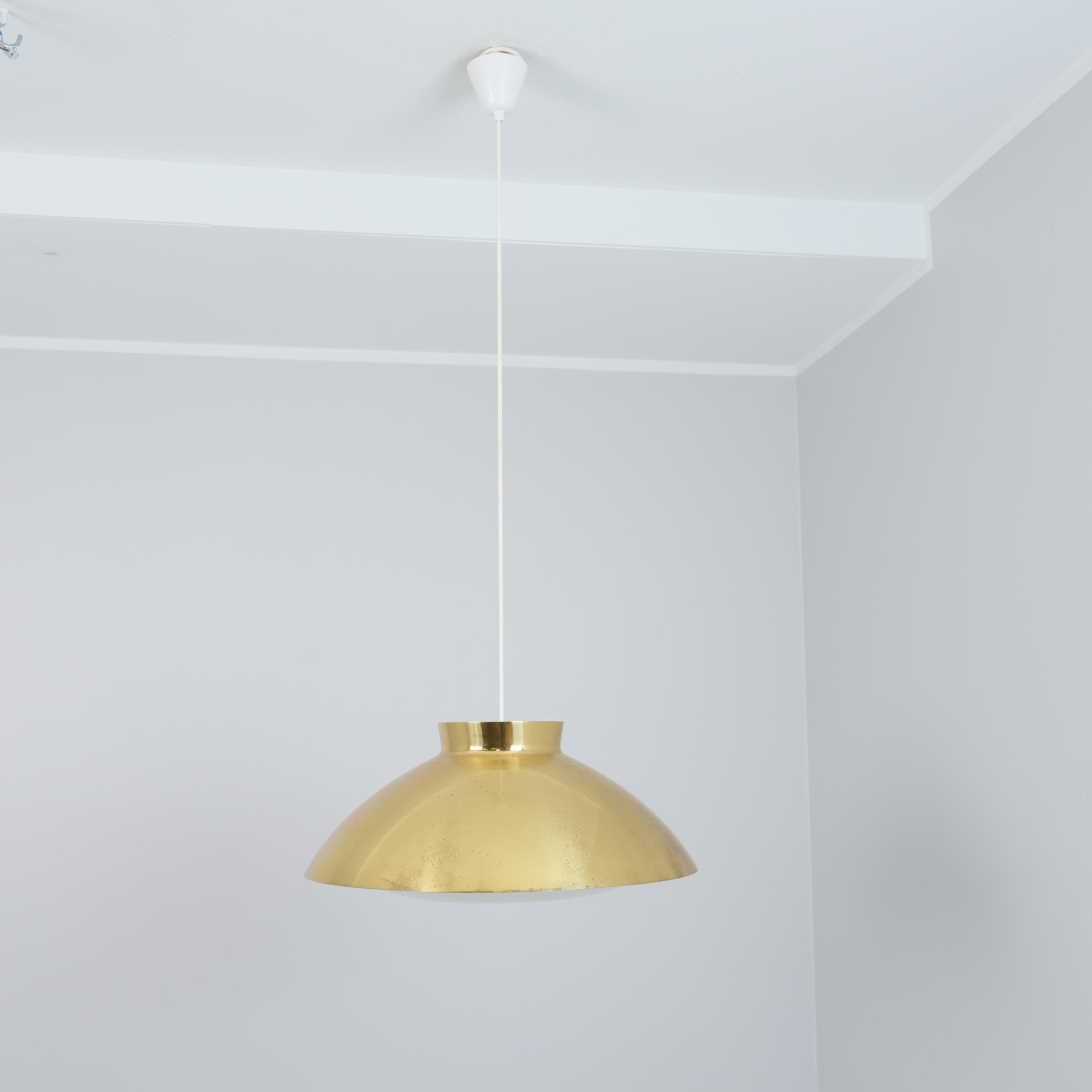 Una grande lampada da soffitto Mid-Century Modern, modello 61-368, disegnata da Lisa Johansson-Pape e prodotta da Orno negli anni Cinquanta. Questa lampada è in ottone pieno senza perforazioni come quella del catalogo. Ha un diffusore in acrilico