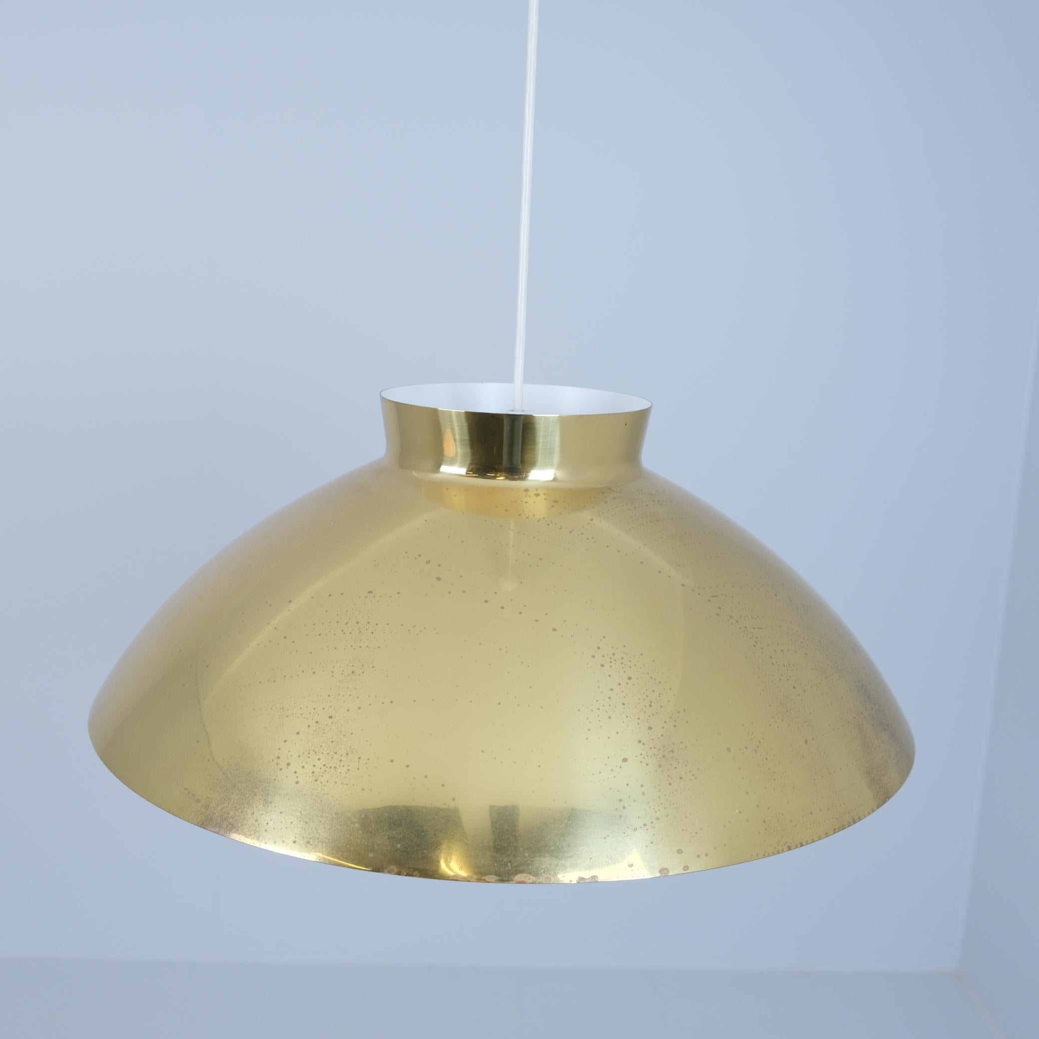 Finlandese Ciondolo da soffitto in ottone Lisa Johansson-Papé modello 61-368, Orno 1950s in vendita