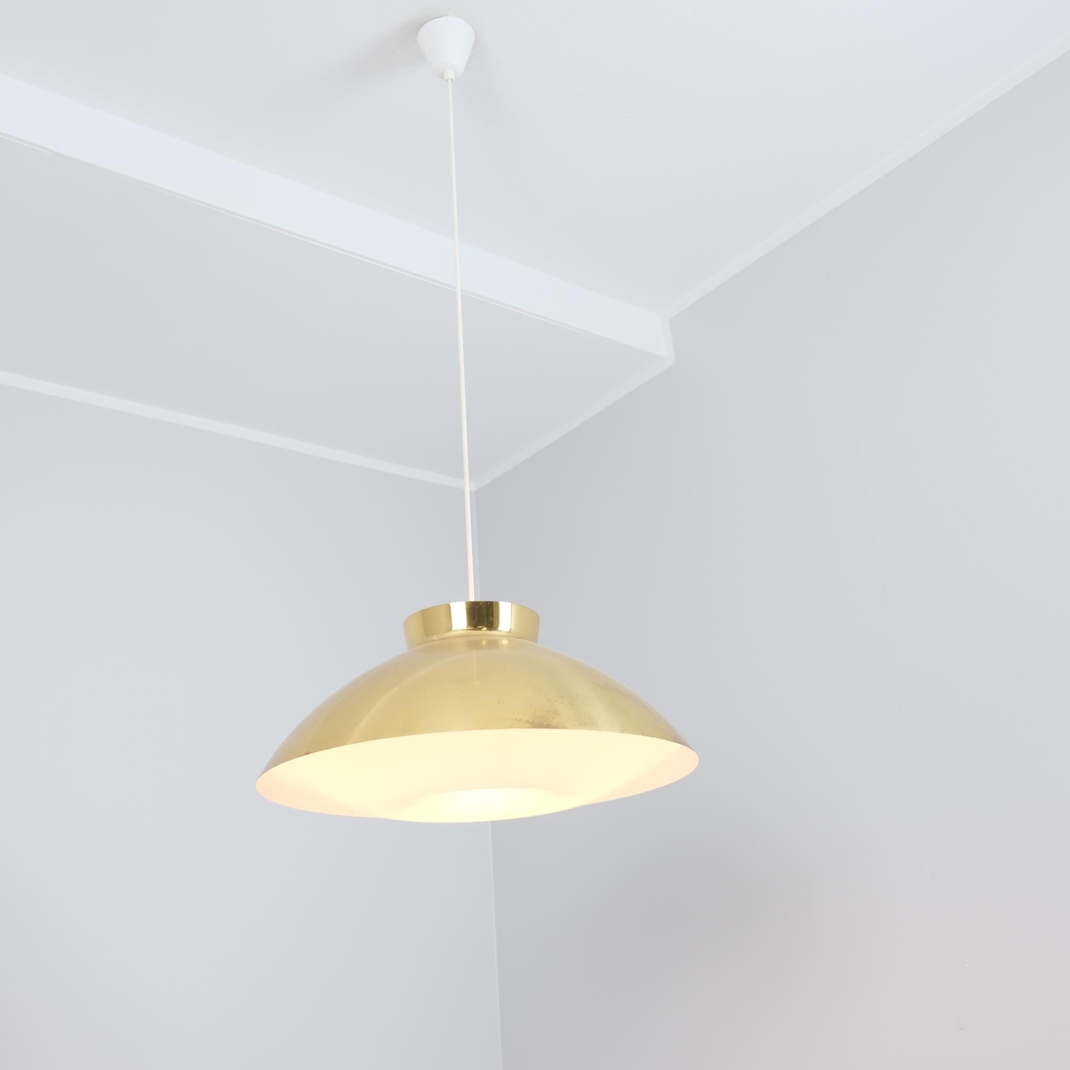 Metà XX secolo Ciondolo da soffitto in ottone Lisa Johansson-Papé modello 61-368, Orno 1950s in vendita