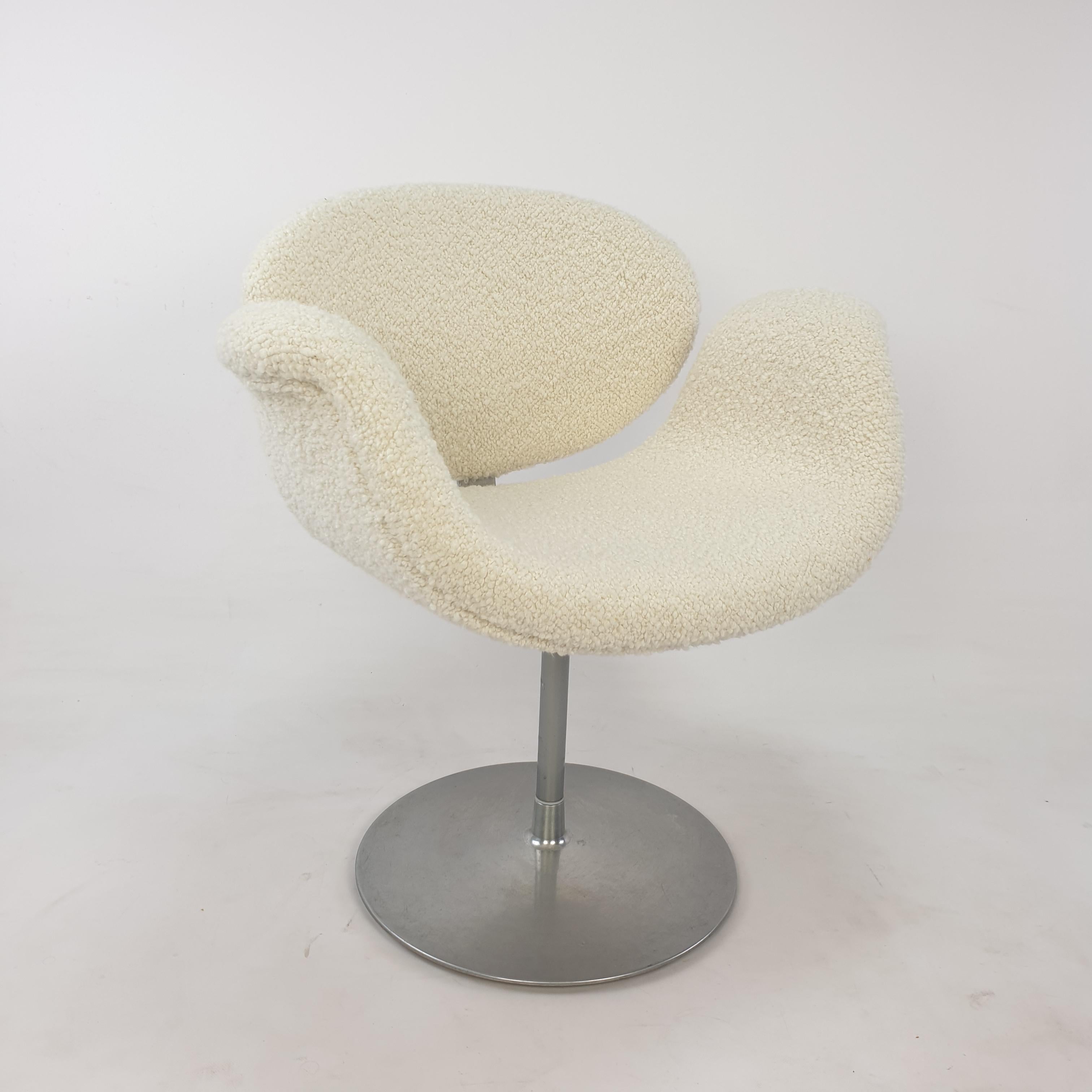 Cute and very comfortable pivoting armchair, designed by the famous Pierre Paulin in te 60's. Fabricated by Artifort in the 80's. Round metal base with a wooden frame, just upholstered with lovely and very soft Italian bouclé wool fabric. The chair