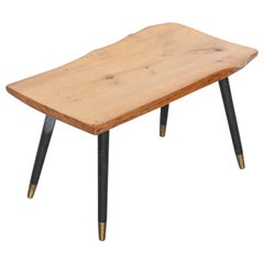 Mesa de centro de teca de canto vivo de mediados de siglo