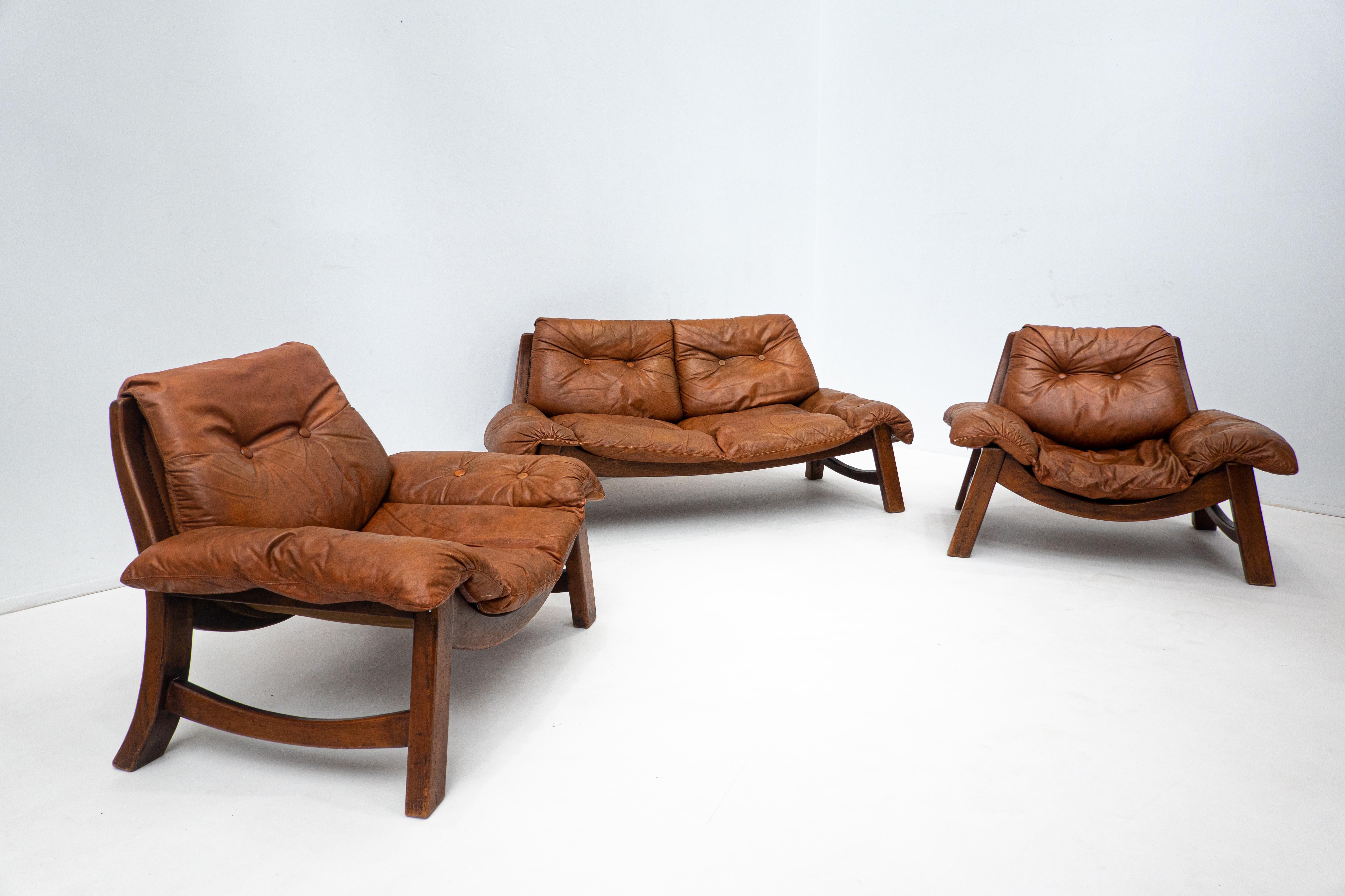 Moderne Wohnzimmergarnitur aus der Jahrhundertmitte, original cognacfarbenes Leder, brasilianischer Stil, 1960er Jahre
Abmessungen: 

Sofa : 170x75x80 cm 

Sessel : 103 x 75 x 80cm