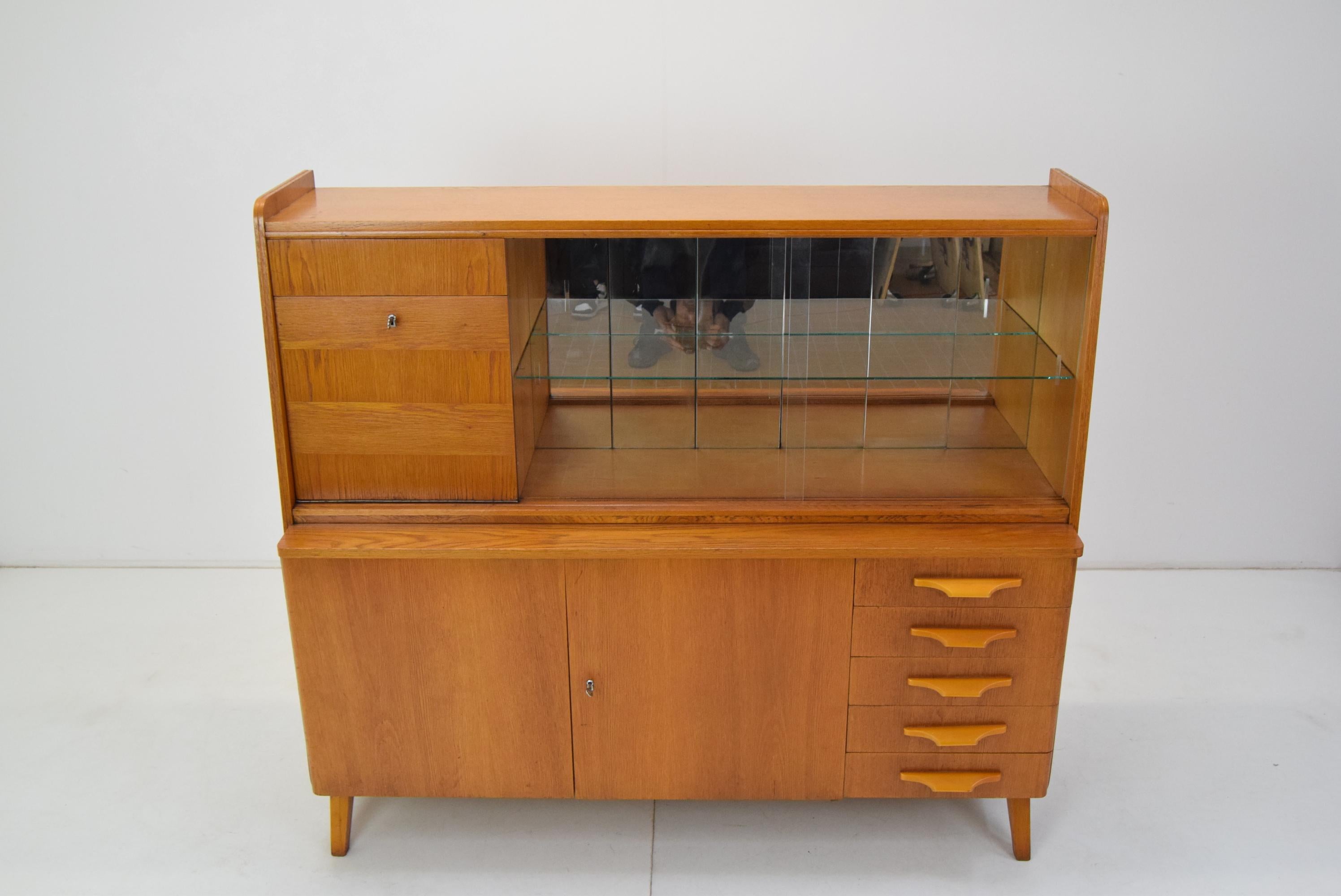 Made in Czechoslovakia
Made of wood, oak, veneer
Cleaned
Fully functional
Original condition.