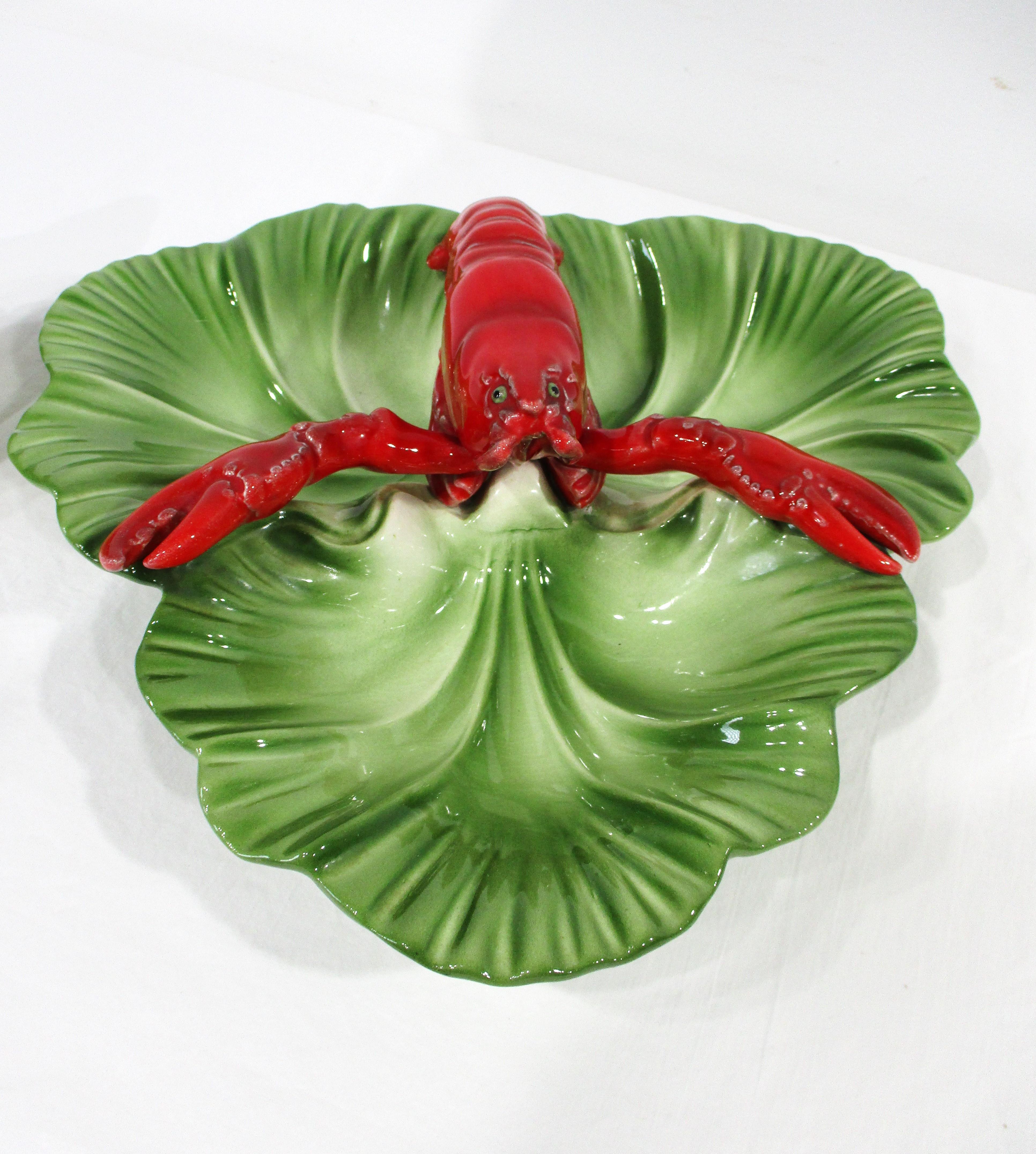 Paire de saucières en céramique colorée, l'une avec trois zones de service et l'autre avec un couvercle et une cuillère découpée, toutes deux dans un motif de homard et de laitue avec la queue de homard en guise d'anse. Cette superbe paire de