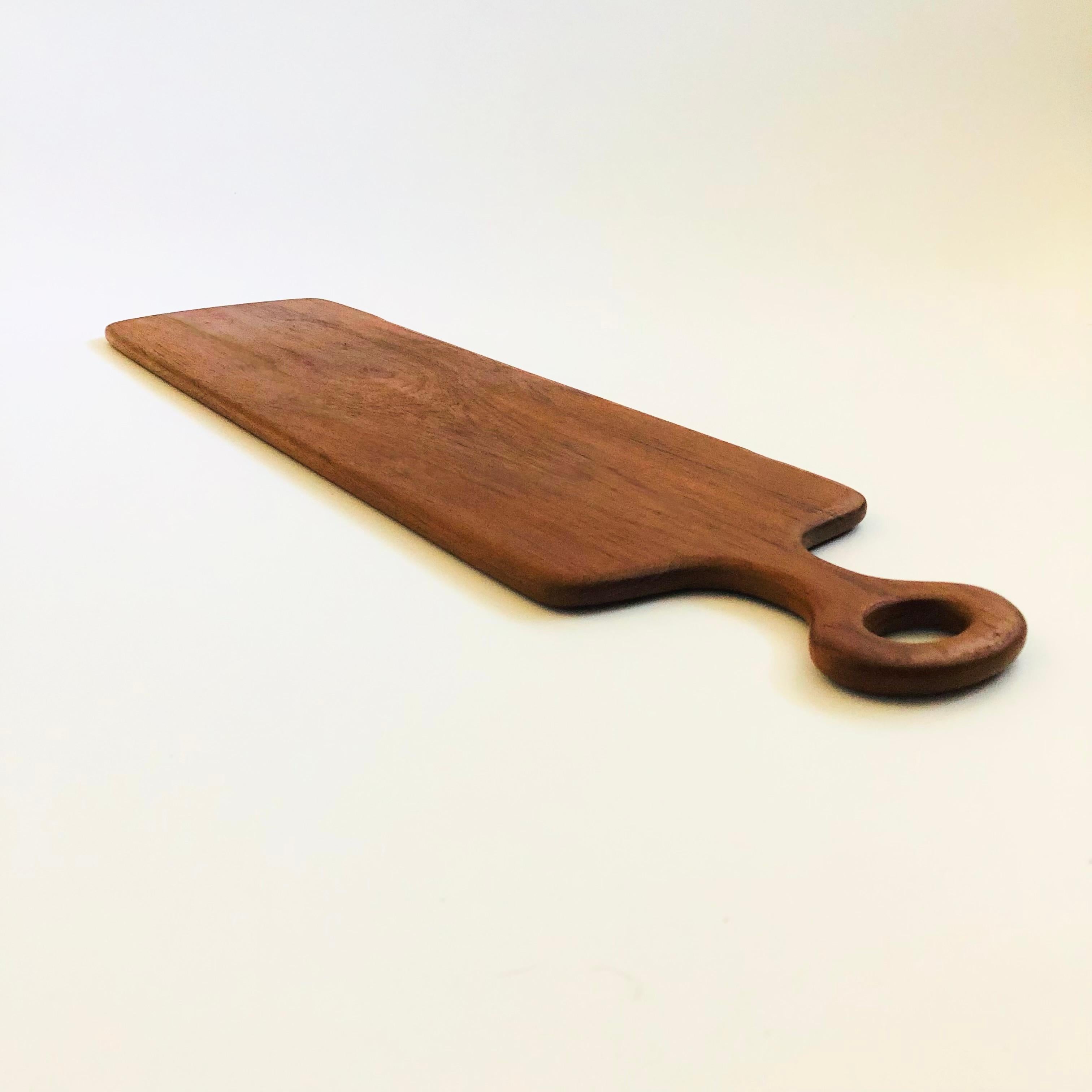 Tabla de cortar de pala larga de teca de mediados de siglo siglo XX en venta