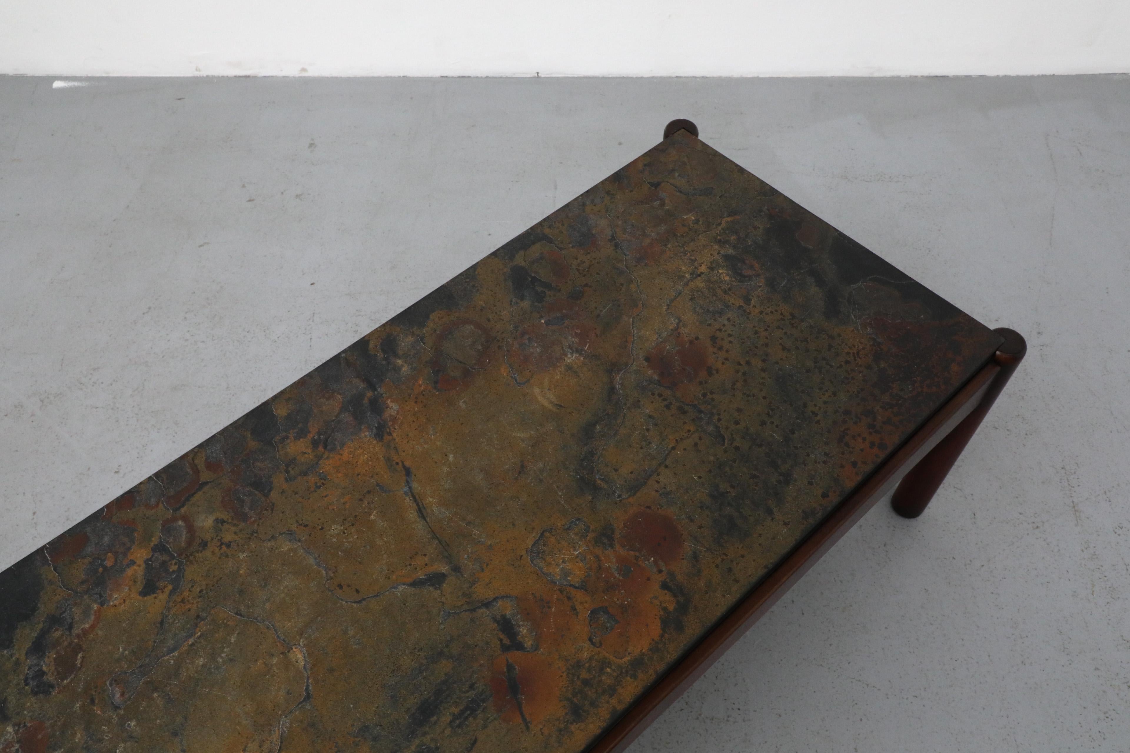Table basse du milieu du siècle à long cadre en Wood Wood avec plateau en pierre encastré en vente 2
