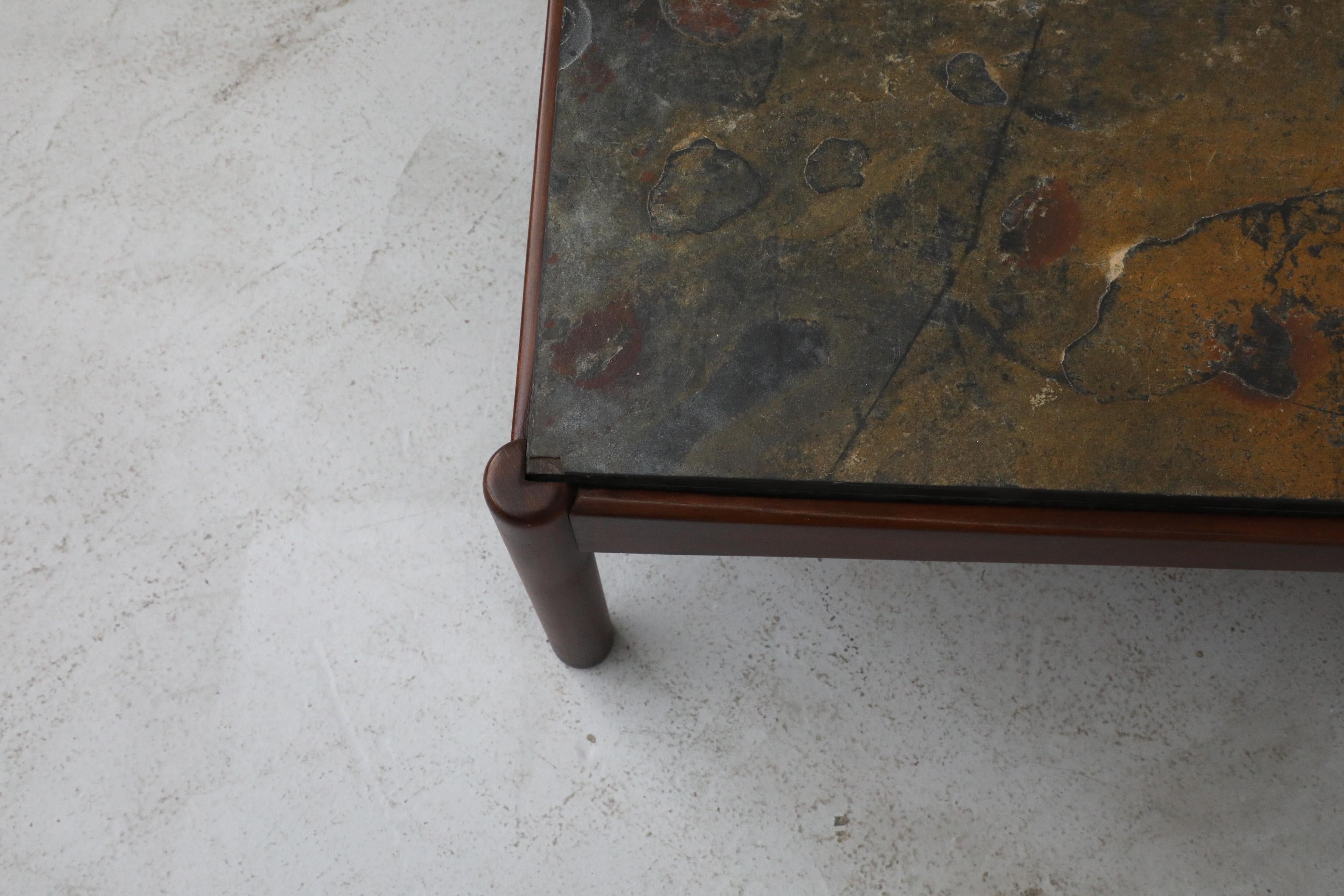 Table basse du milieu du siècle à long cadre en Wood Wood avec plateau en pierre encastré en vente 3