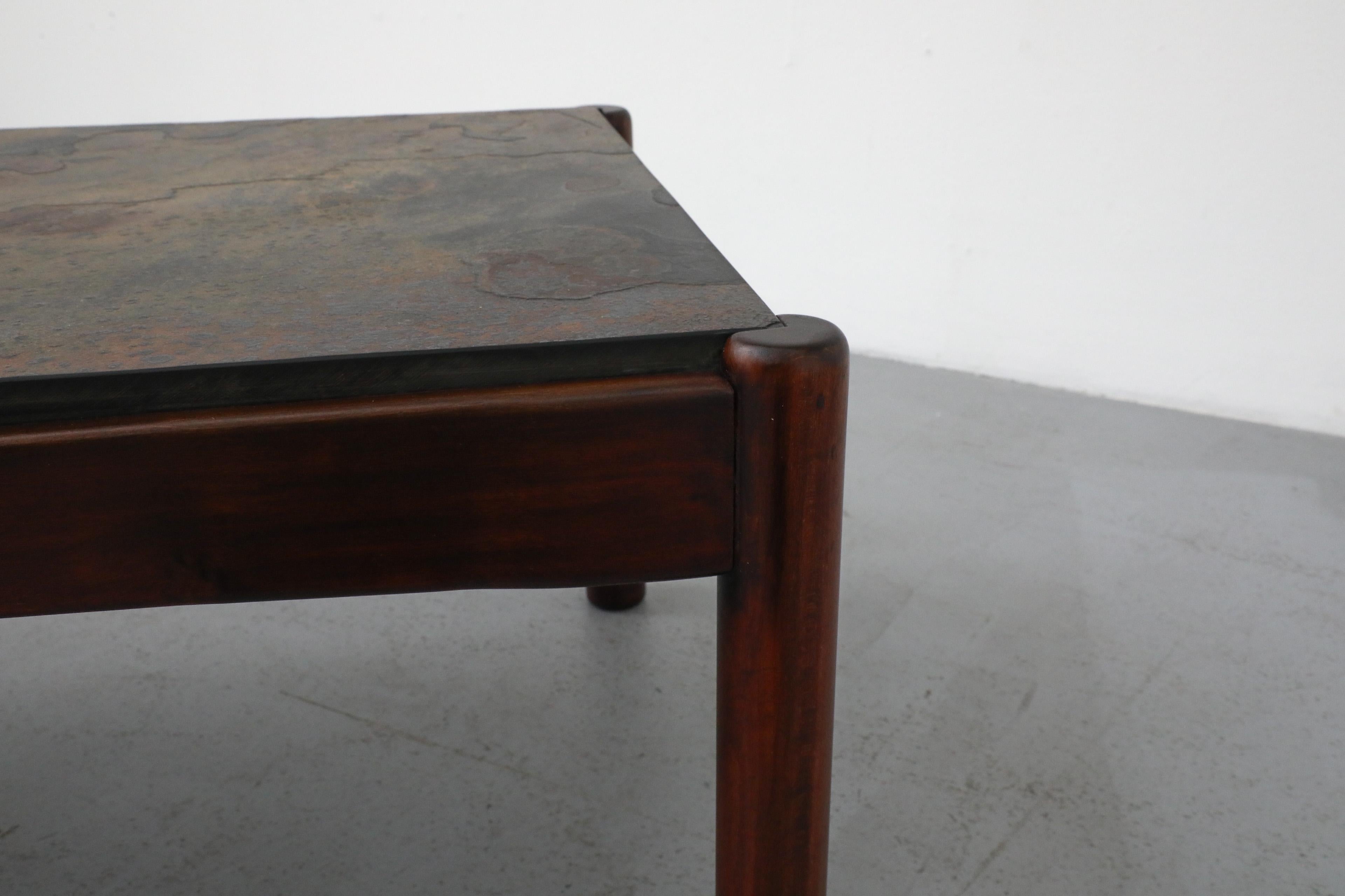 Table basse du milieu du siècle à long cadre en Wood Wood avec plateau en pierre encastré en vente 4