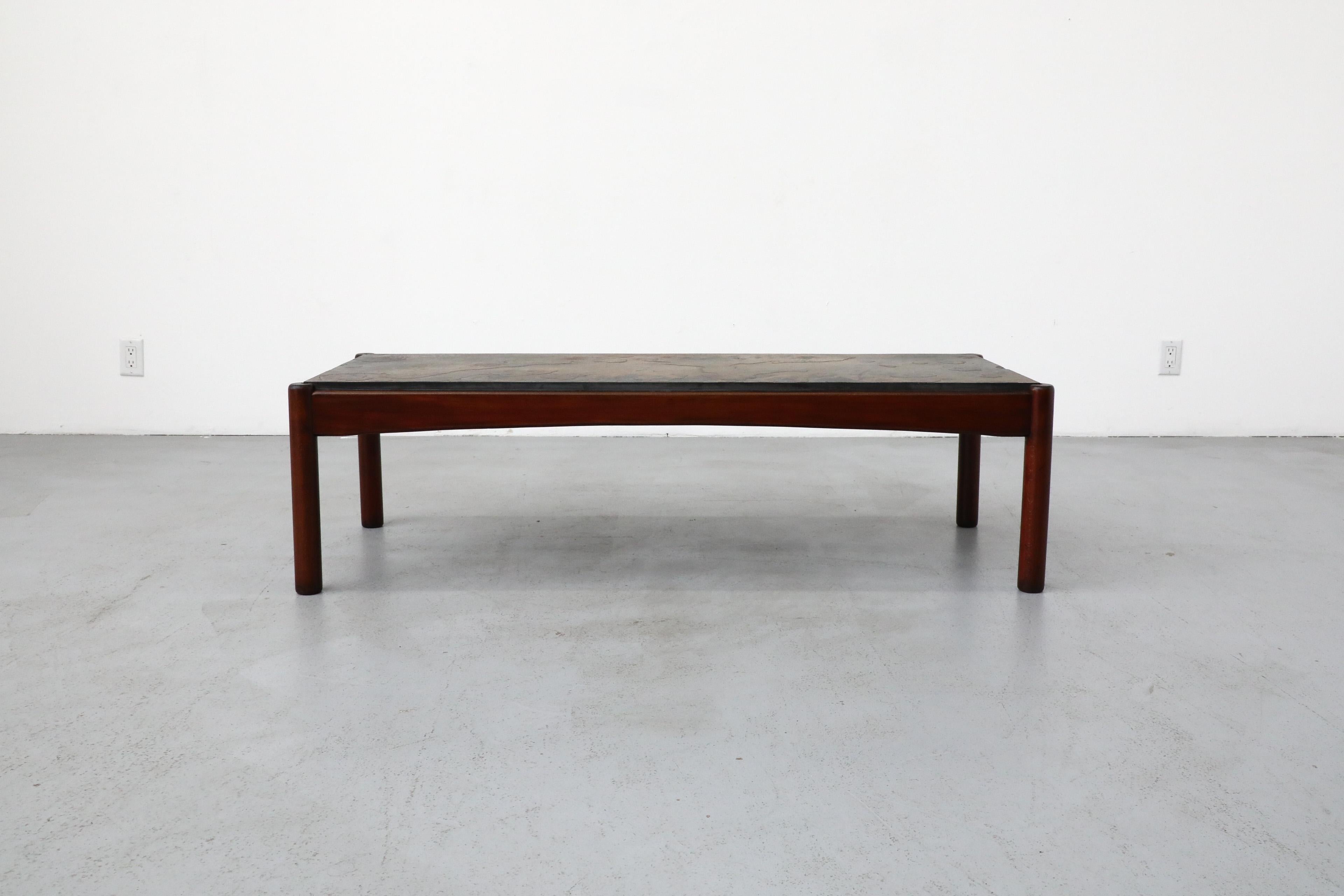 Mid-Century Modern Table basse du milieu du siècle à long cadre en Wood Wood avec plateau en pierre encastré en vente