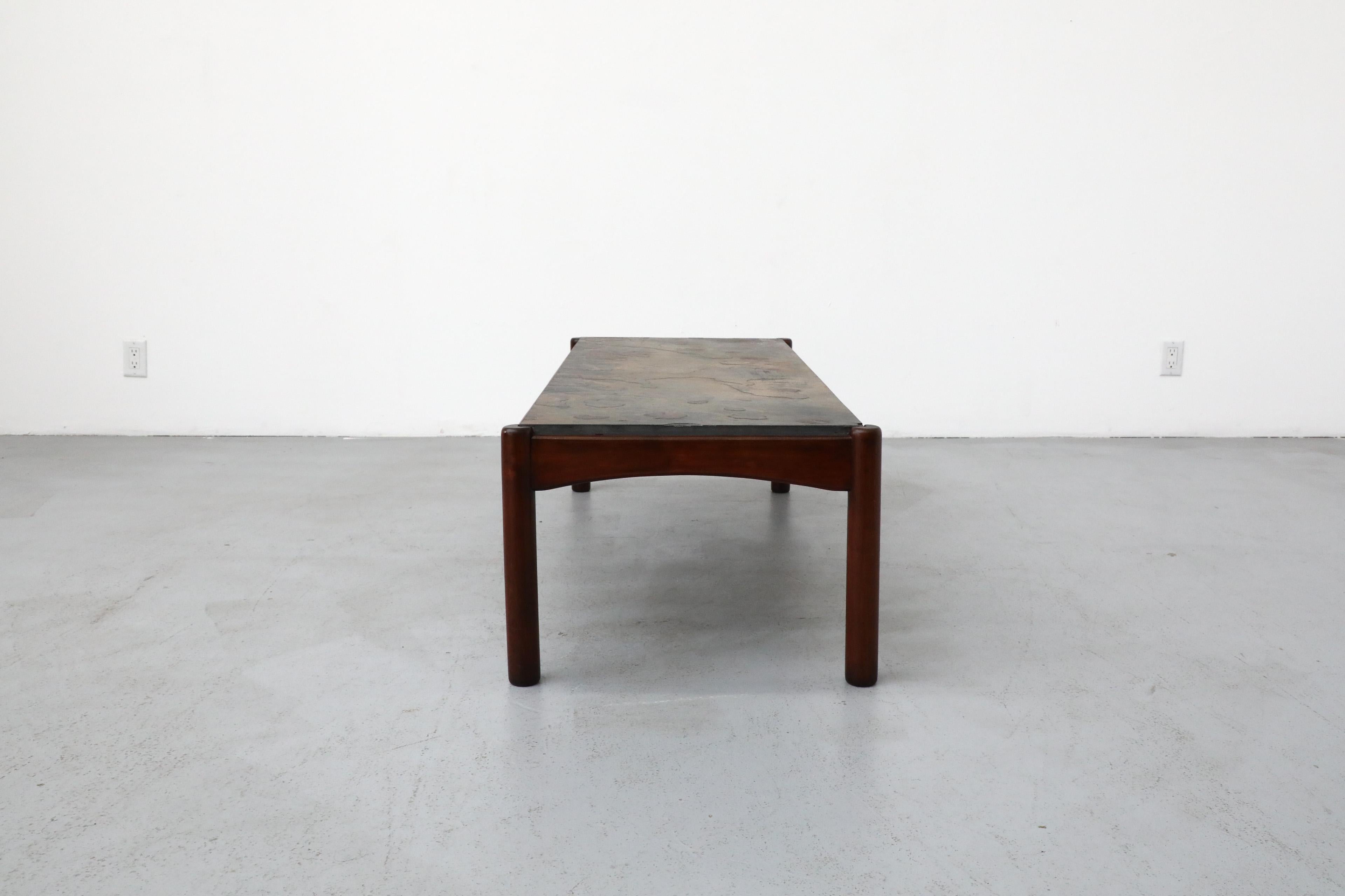 Tacheté Table basse du milieu du siècle à long cadre en Wood Wood avec plateau en pierre encastré en vente