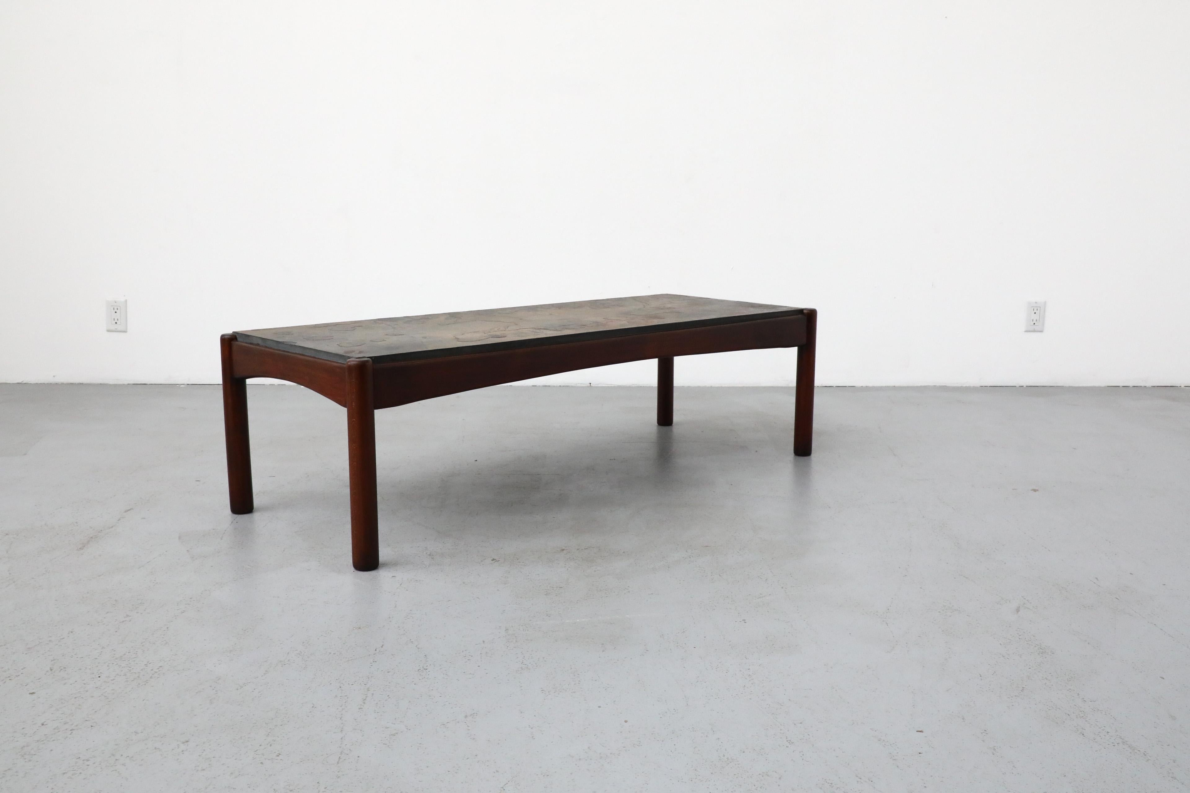 Table basse du milieu du siècle à long cadre en Wood Wood avec plateau en pierre encastré Bon état - En vente à Los Angeles, CA