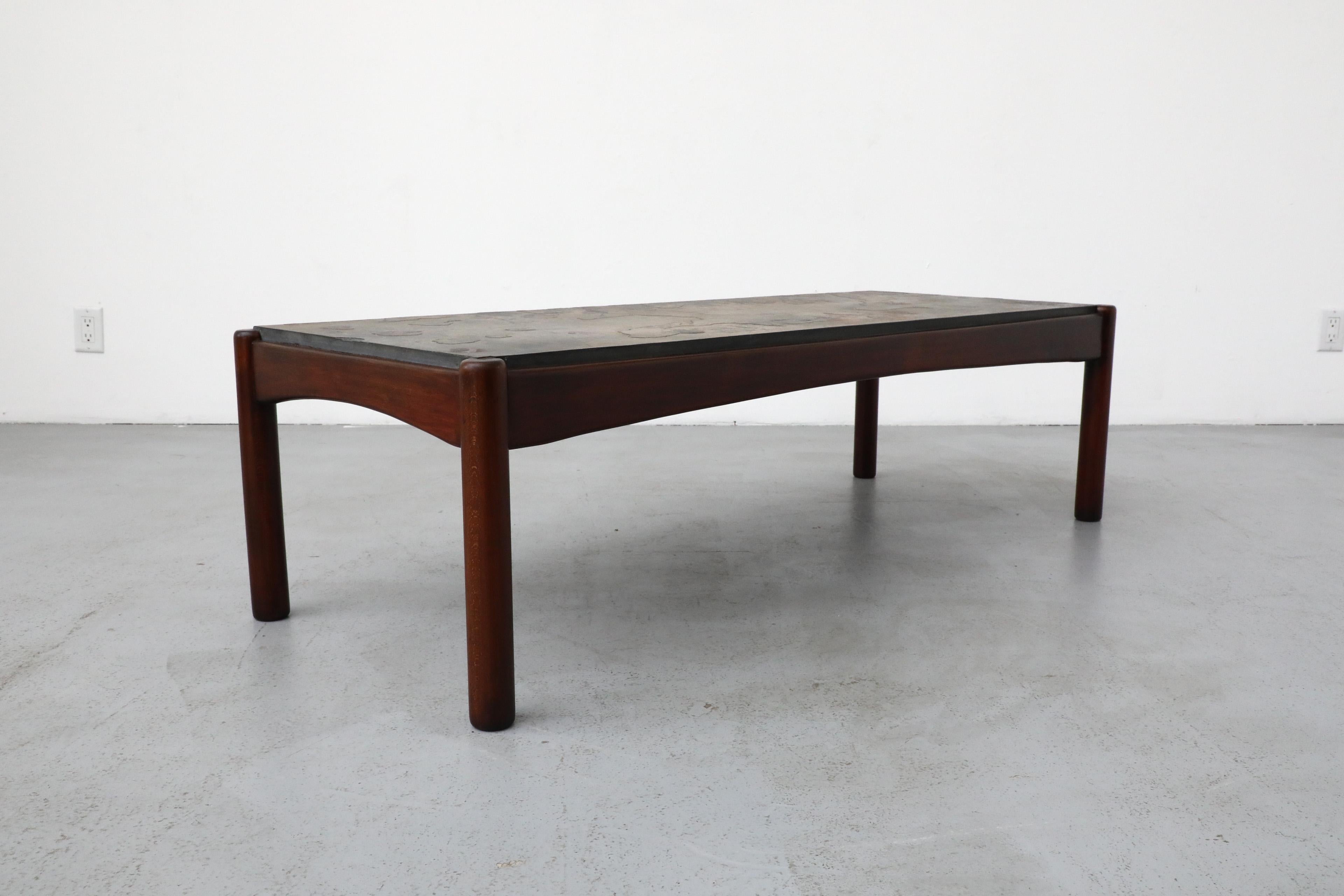 20ième siècle Table basse du milieu du siècle à long cadre en Wood Wood avec plateau en pierre encastré en vente