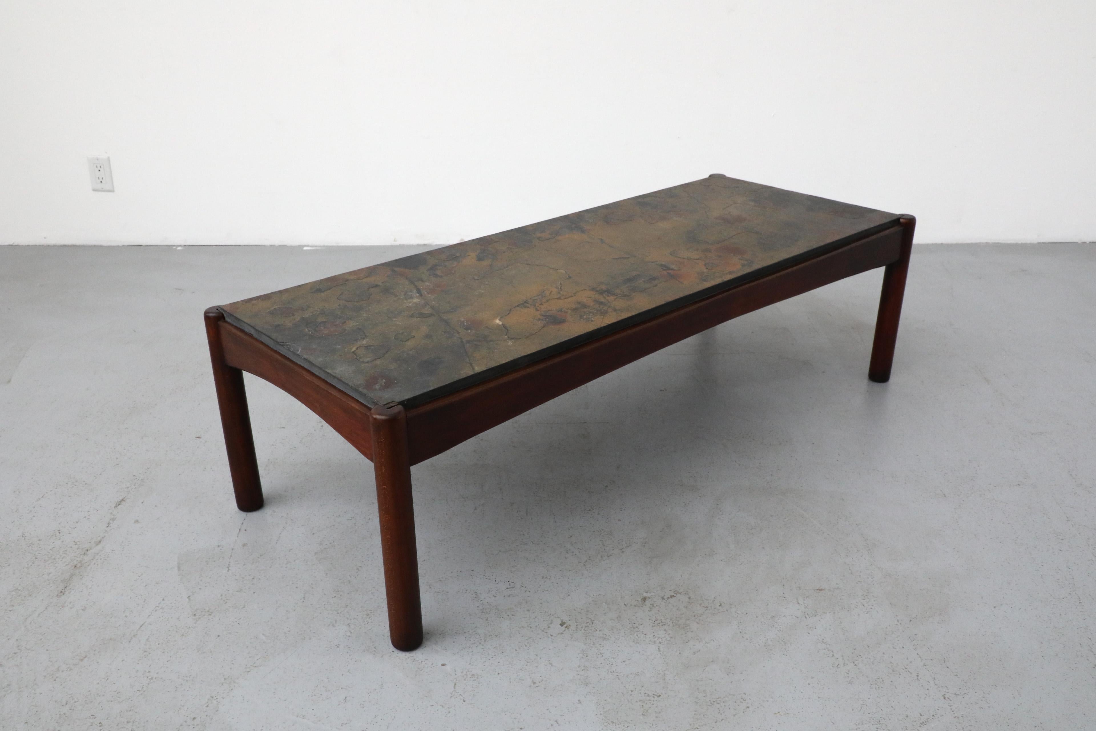 Pierre Table basse du milieu du siècle à long cadre en Wood Wood avec plateau en pierre encastré en vente