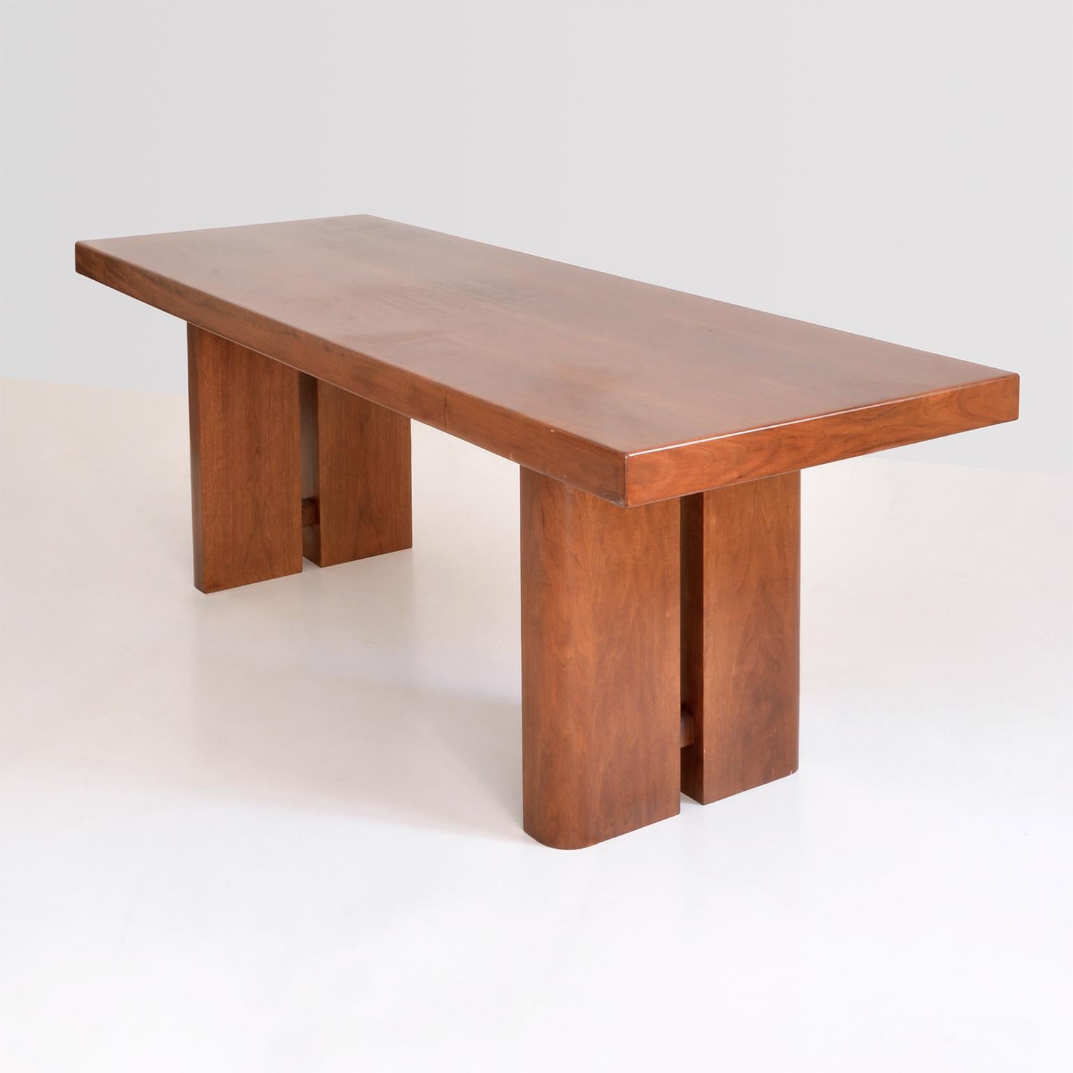 Longue table à écrire artisanale, placage de noyer brillant, Italie, vers 1960.