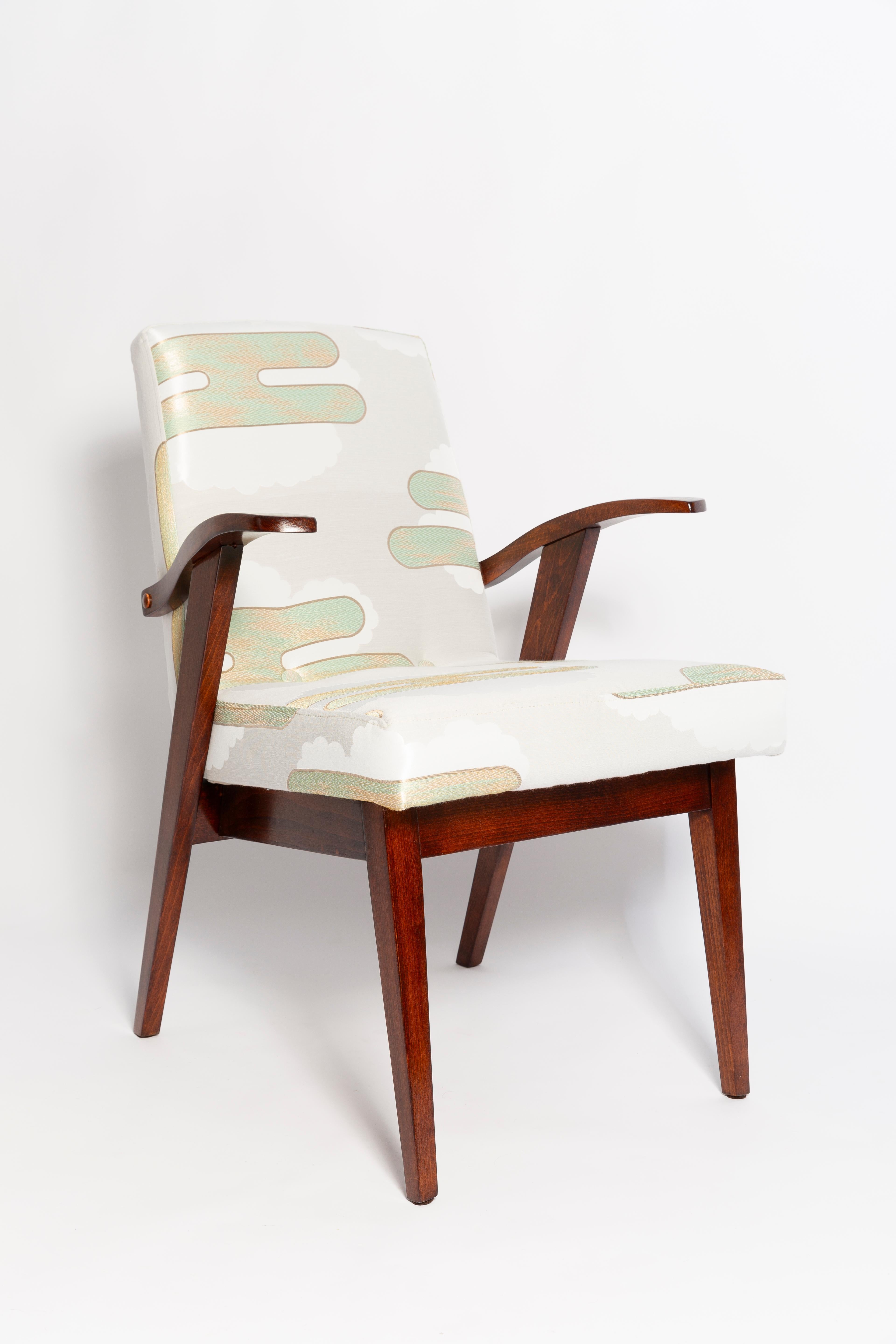 Sessel entworfen von Mieczyslaw Puchala. Dunkelbraunes Holz in Kombination mit einem mintgrünen, wunderschönen italienischen Jacquard verleiht ihm Eleganz und Noblesse. 

Der Stuhl wurde einer kompletten Tischler- und Polstermöbelrenovierung