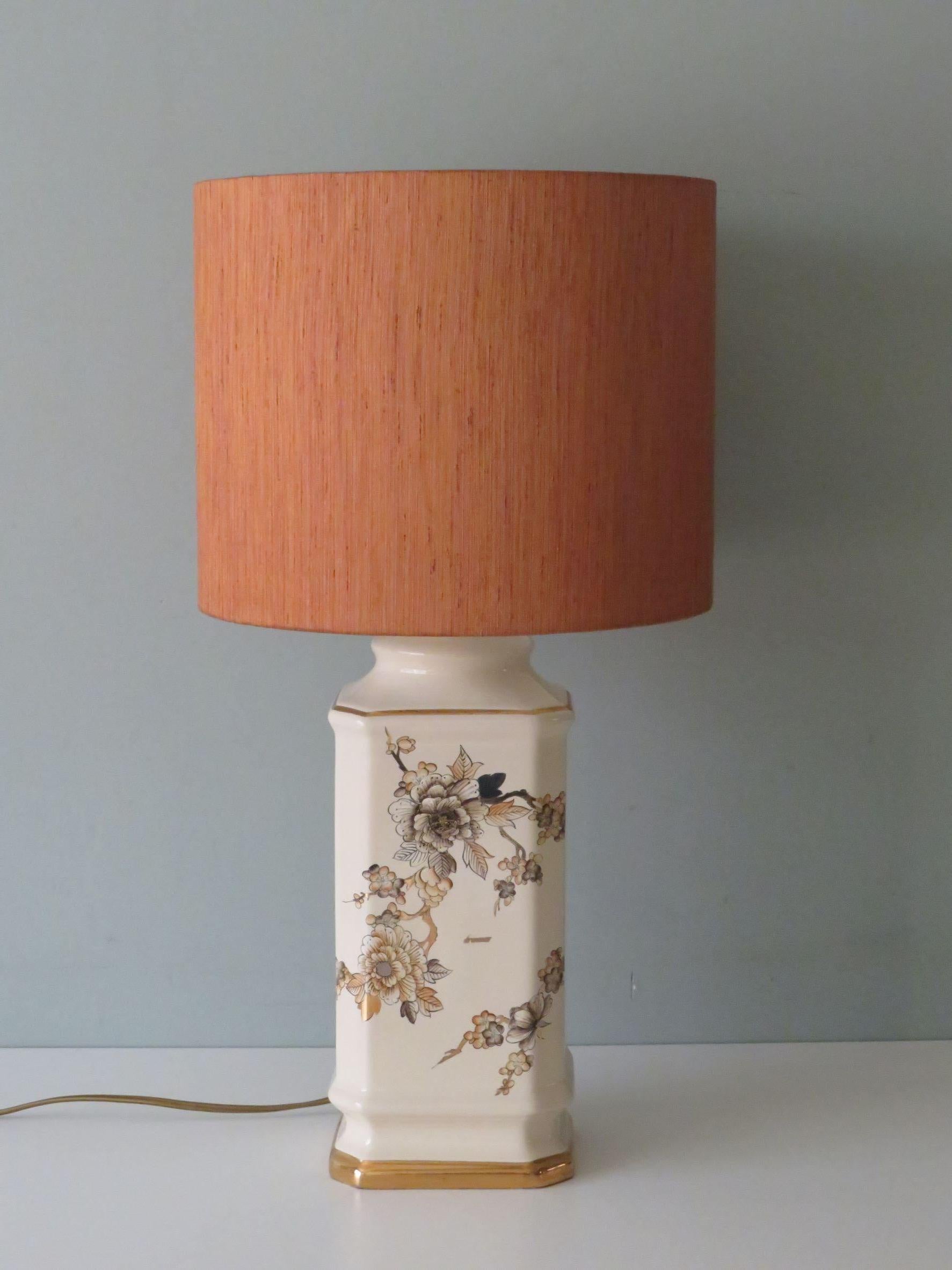 Mid-Century-Tischlampe aus cremefarbener und goldfarbener glasierter Keramik, Louis Drimmer  im Angebot 1