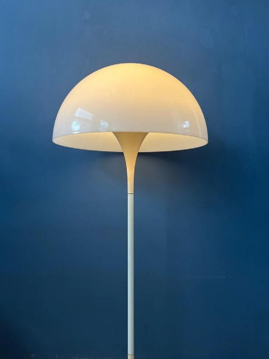 Iconic Louis Poulsen Panthella mushroom floor lamp by Verner Panton. The lamp requires one E27 lightbulb and currently has a EU-plug.

Dimensions: 
ø Shade: 50 cm
Height: 130 cm

Condition: Very good. The shade is in excellent condition and has no