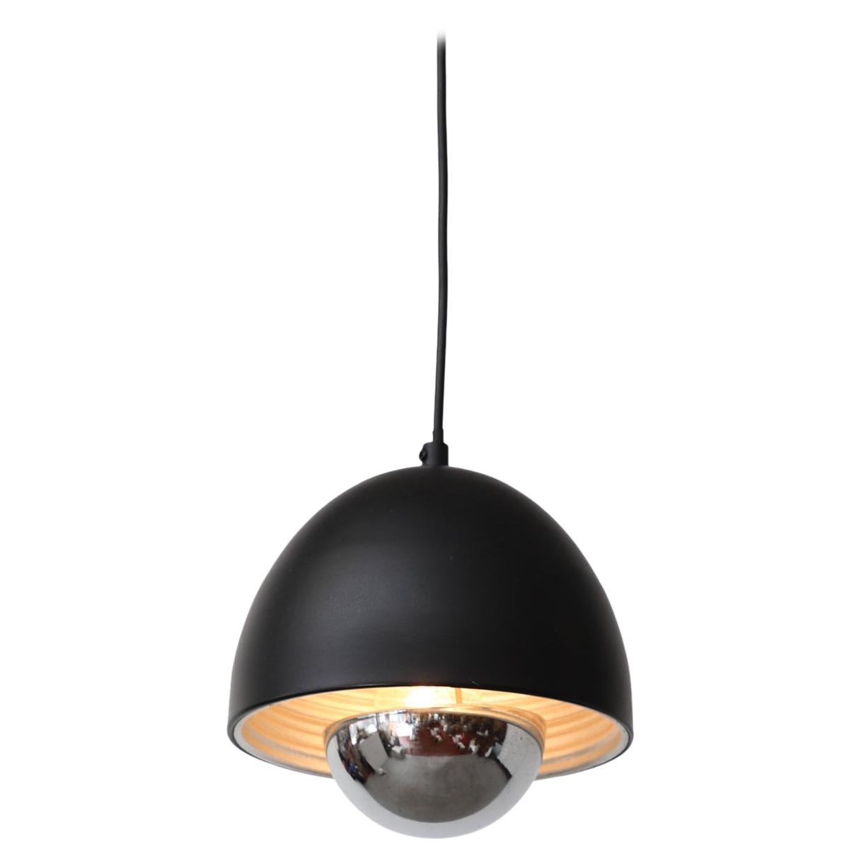 Lights Dome noir de style Louis Poulsen du milieu du siècle avec diffuseur chromé