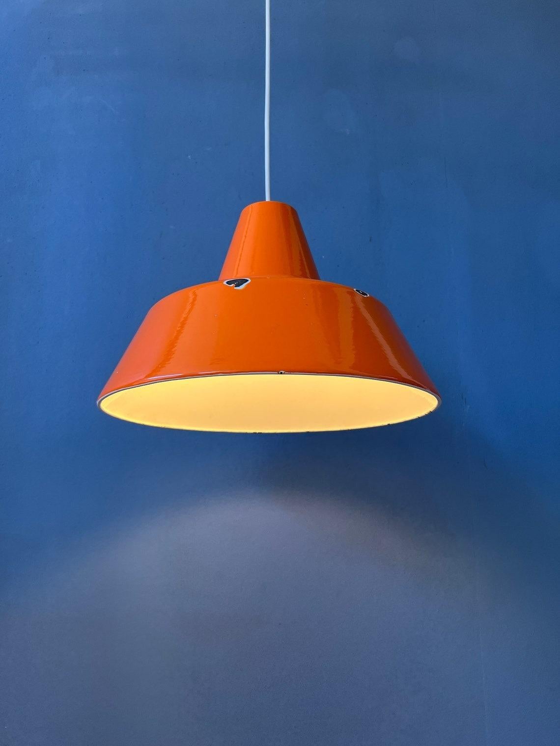 Classic industrial orange pendant lamp in the style of Louis Poulsen (not marked). The lamp is made out of steel and has a thick orange lacquer. The lamp requires one E27/26 (standard) lightbulb. Please don't hesitate to get in touch if you have any