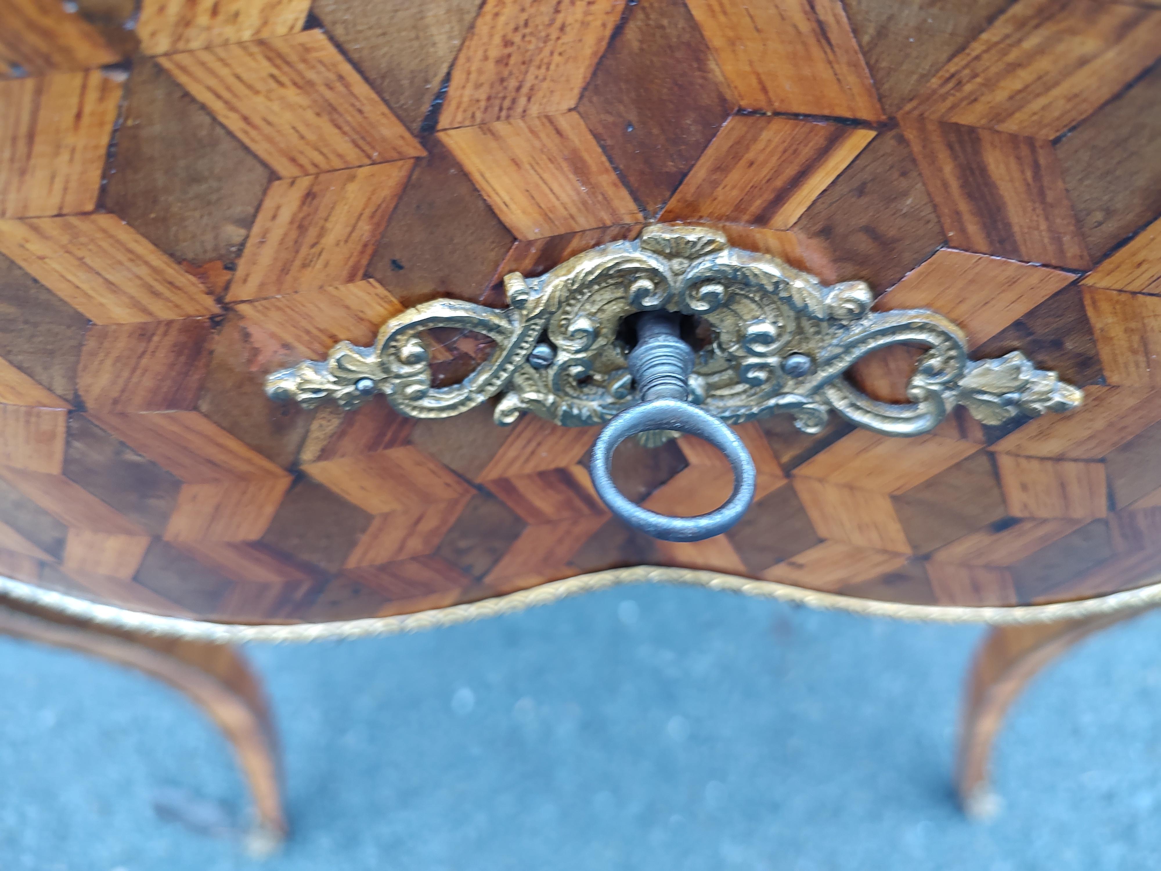 Schminktisch, Flip-Deckel-Spiegel mit Intarsien und Bronzebeschlägen aus der Mitte des Jahrhunderts im Angebot 1