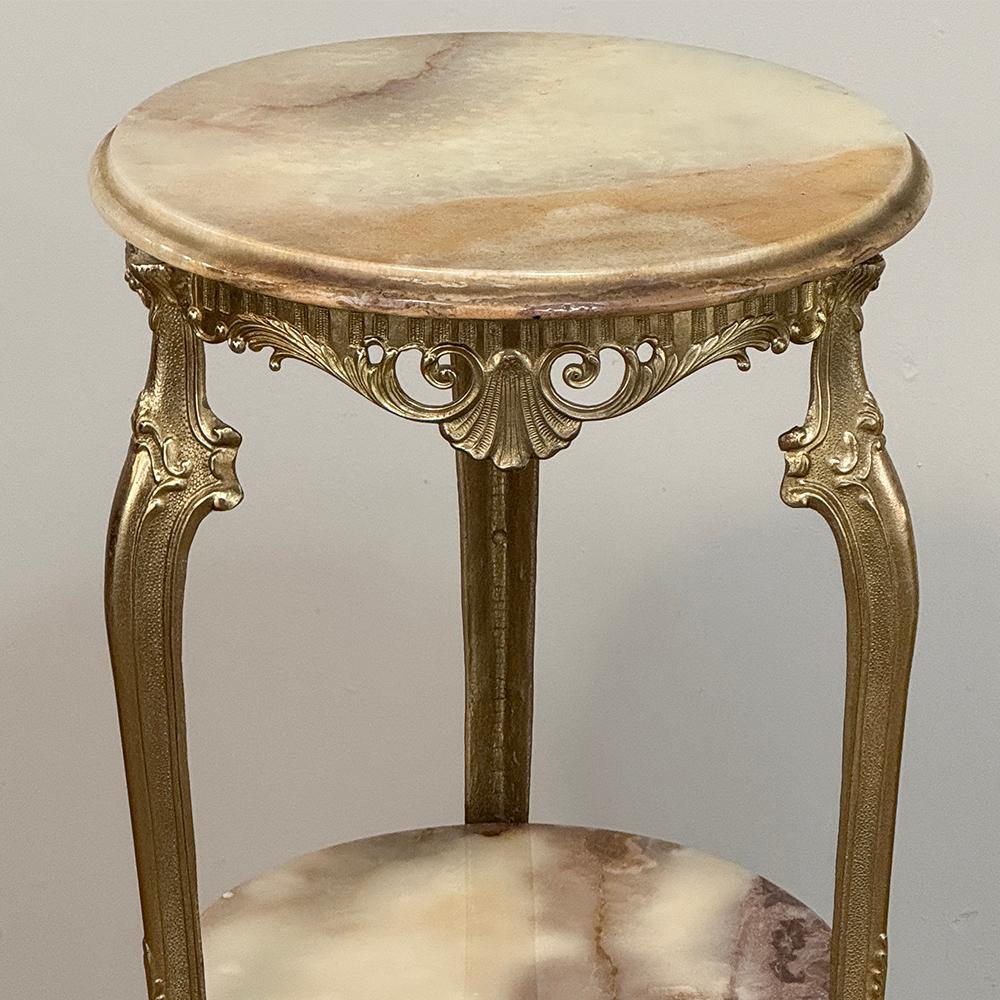 Table d'appoint en laiton et onyx Louis XIV du milieu du siècle en vente 3