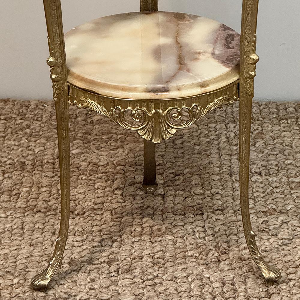 Table d'appoint en laiton et onyx Louis XIV du milieu du siècle en vente 4