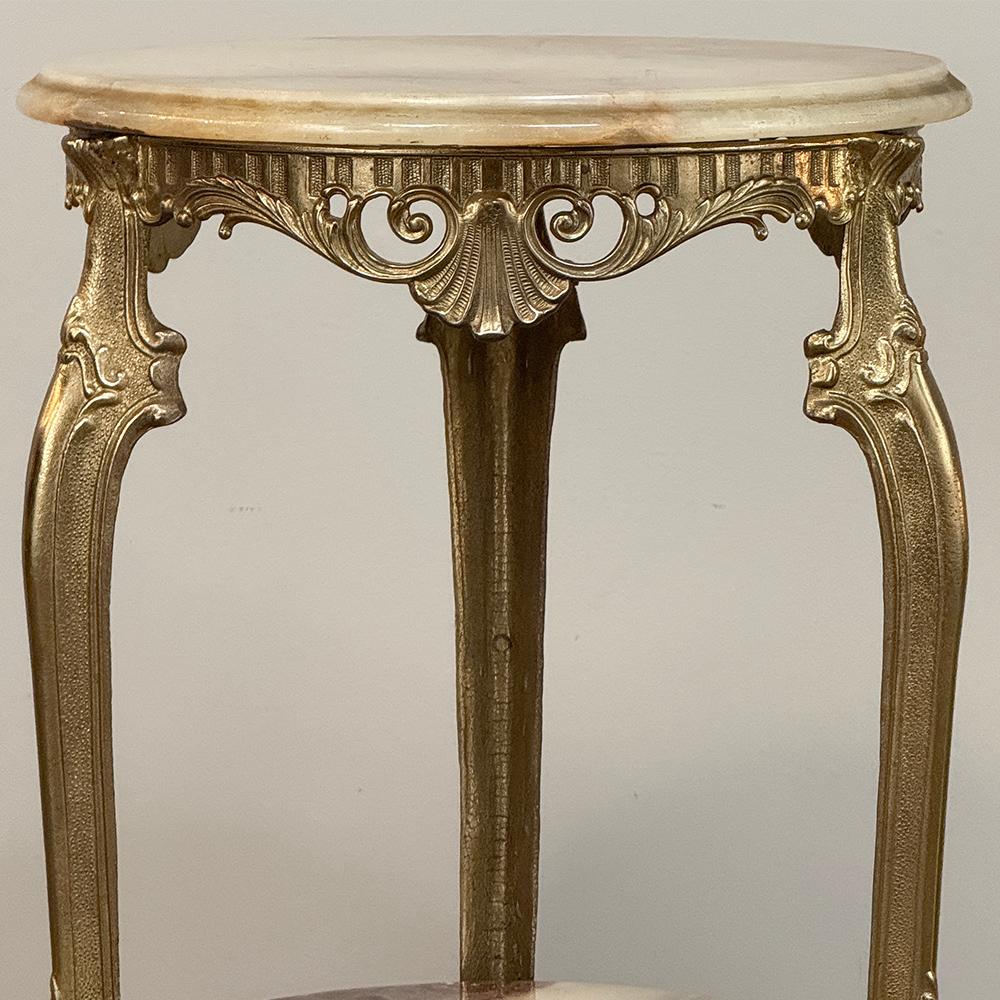 Table d'appoint en laiton et onyx Louis XIV du milieu du siècle en vente 5