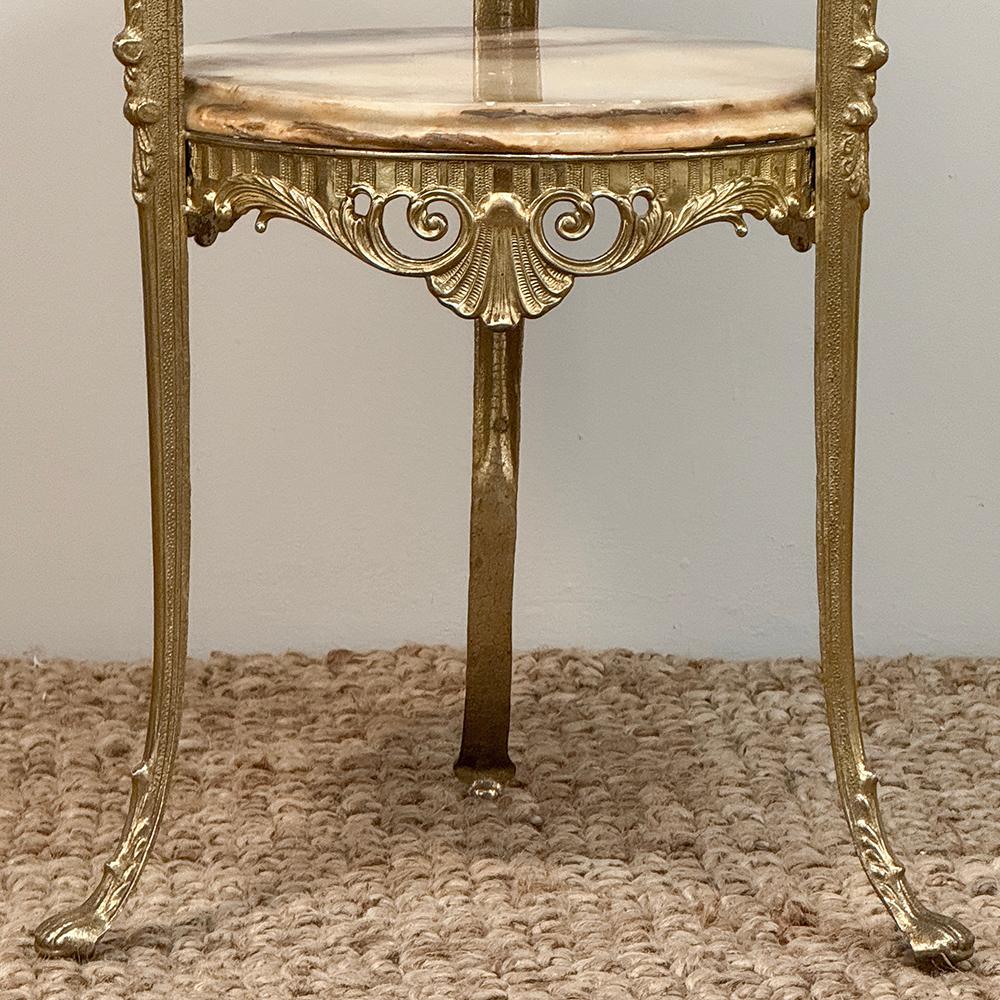 Table d'appoint en laiton et onyx Louis XIV du milieu du siècle en vente 6