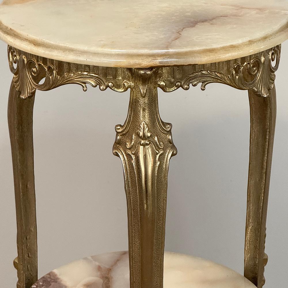 Table d'appoint en laiton et onyx Louis XIV du milieu du siècle en vente 7