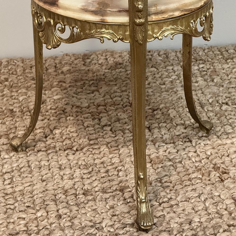 Table d'appoint en laiton et onyx Louis XIV du milieu du siècle en vente 8