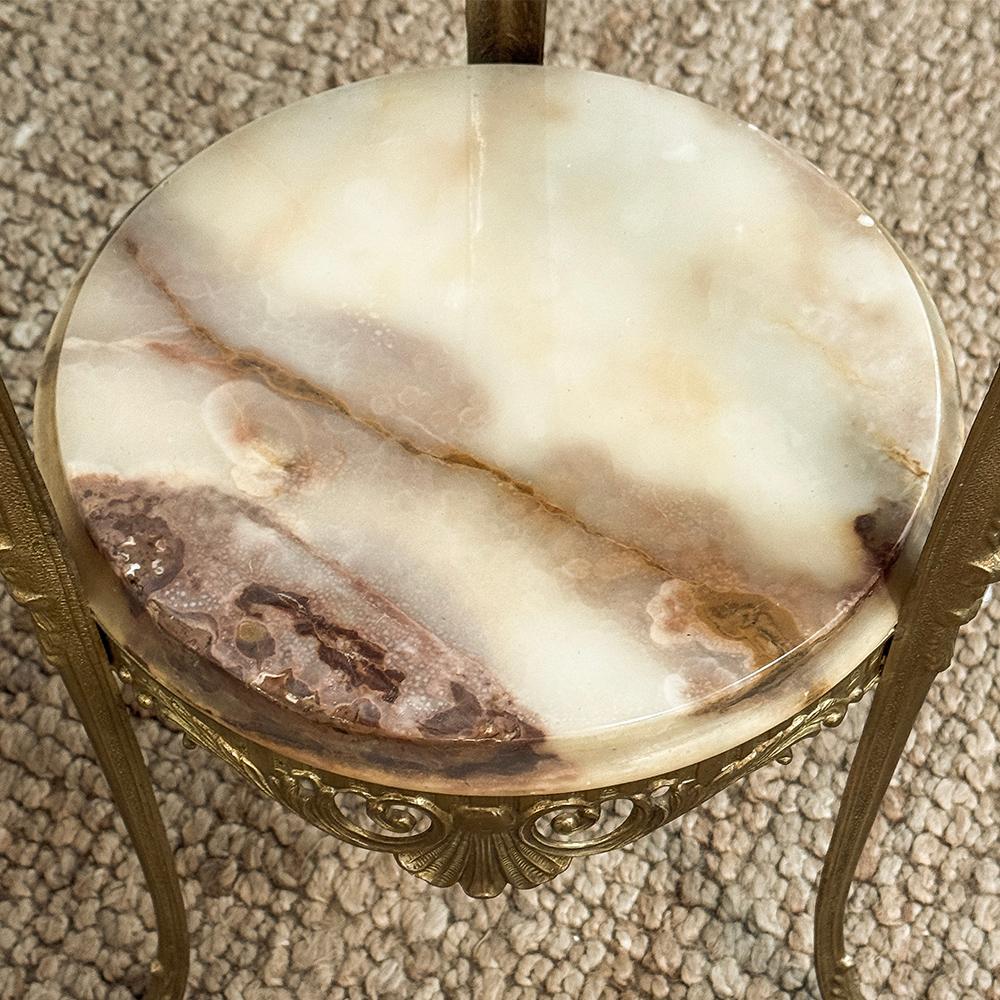 Table d'appoint en laiton et onyx Louis XIV du milieu du siècle en vente 10